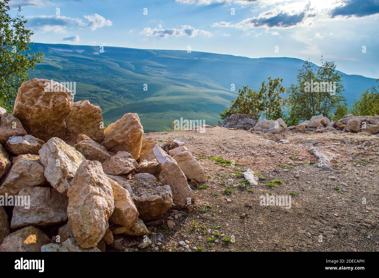 Pile de rochers et de pierres près de la falaise au coucher du soleil région de montagne Banque D'Images