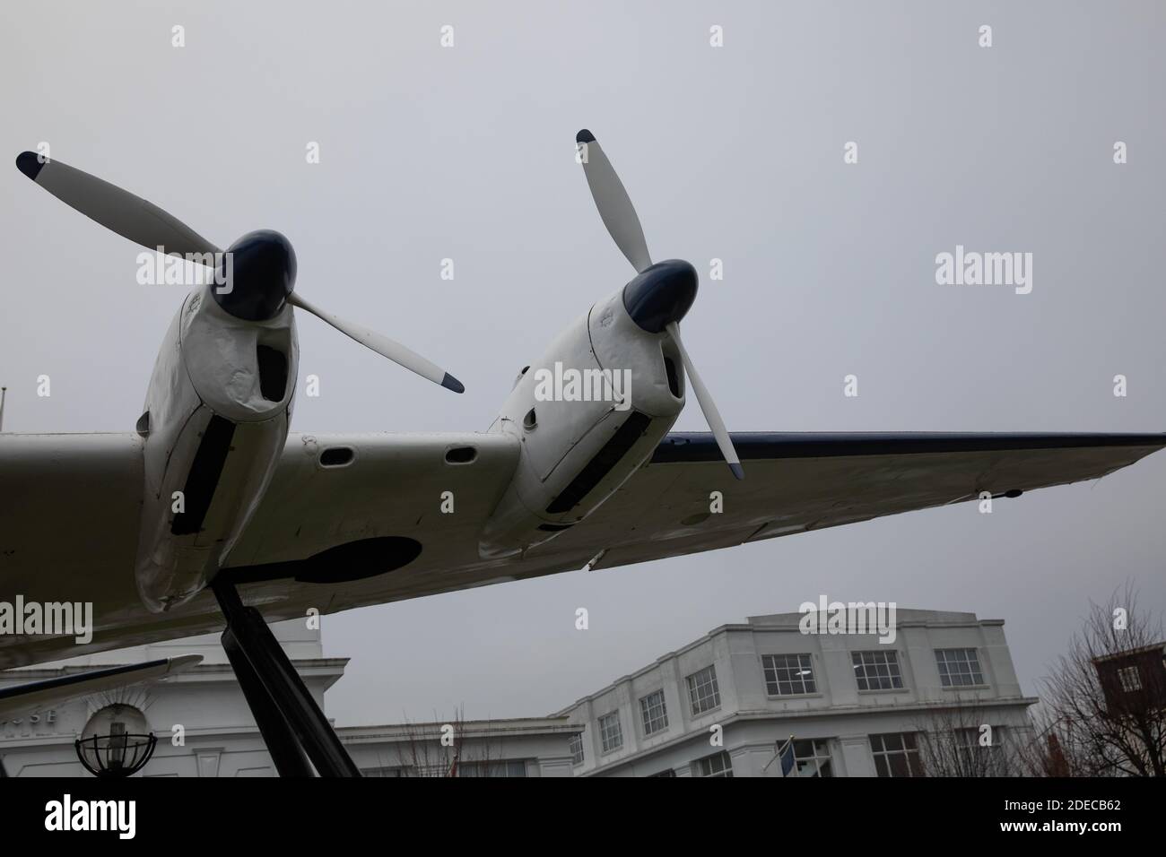 L'aile et les propulseurs d'un avion à l'extérieur d'Airport House à Purley Way, Croydon, Surrey Banque D'Images