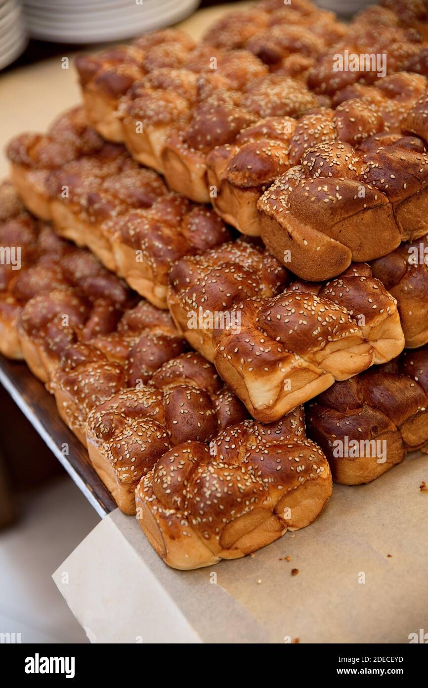 Un assortiment de petits pains fraîchement cuits et de pains sur une table de buffet brunch Banque D'Images