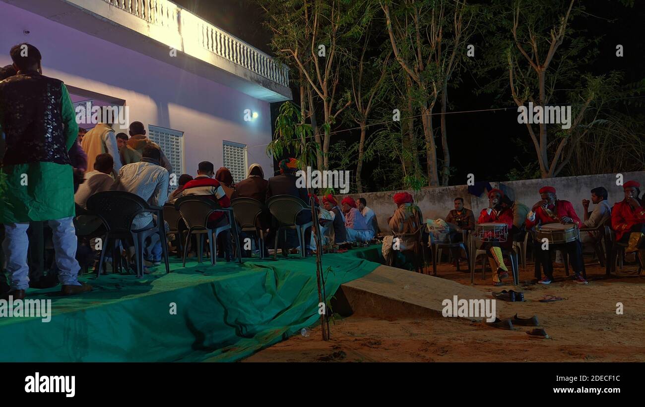 02 novembre 2020 : Reengus, Jaipur, Inde / scène de nuit, un mariage rural indien sur le point de commencer Banque D'Images
