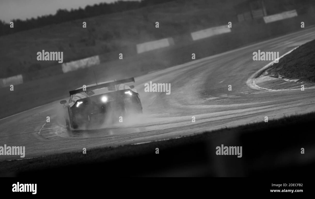 Une photo d'une voiture de course qui fait le circuit d'une piste. Banque D'Images