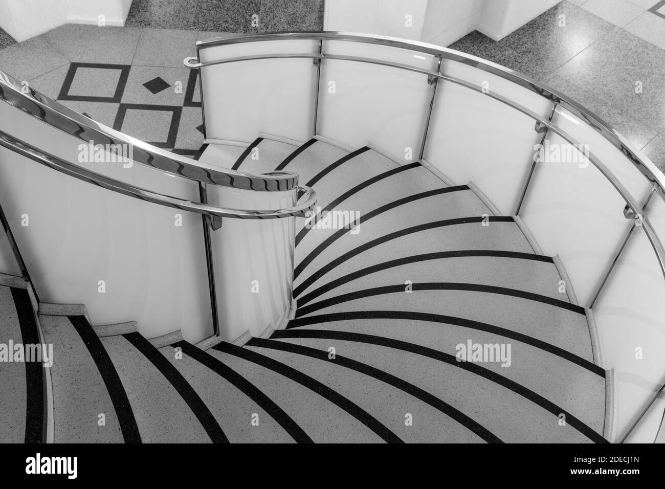 Escalier en colimaçon, détail avec plancher de terazzo sur les escaliers à Tate Britain, monochrome, Londres, Angleterre, Royaume-Uni Banque D'Images