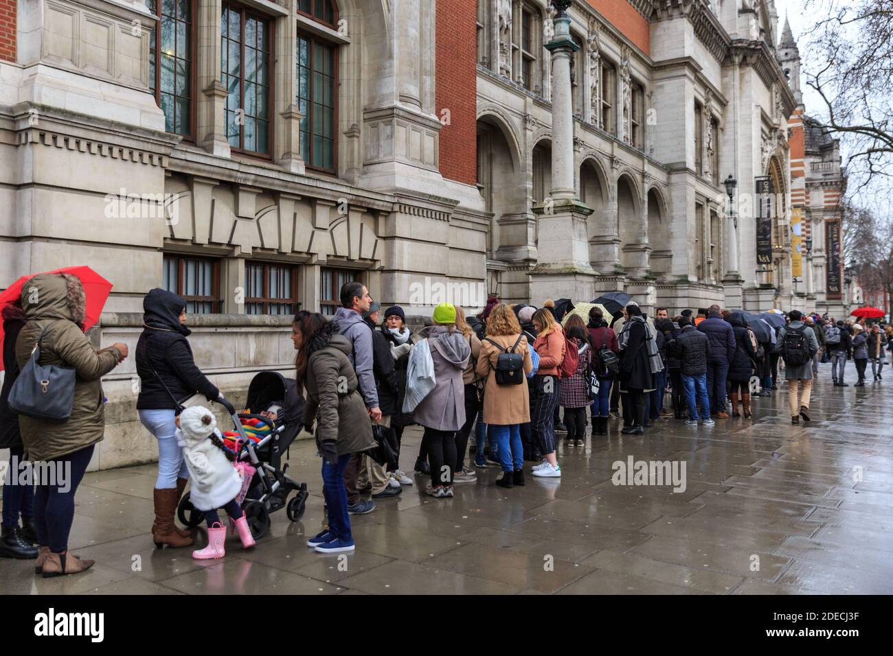 Longue file de visiteurs et de touristes, ligne d'entrée devant le musée Victoria and Albert (V&A) de South Kensingon, Londres, Angleterre Banque D'Images