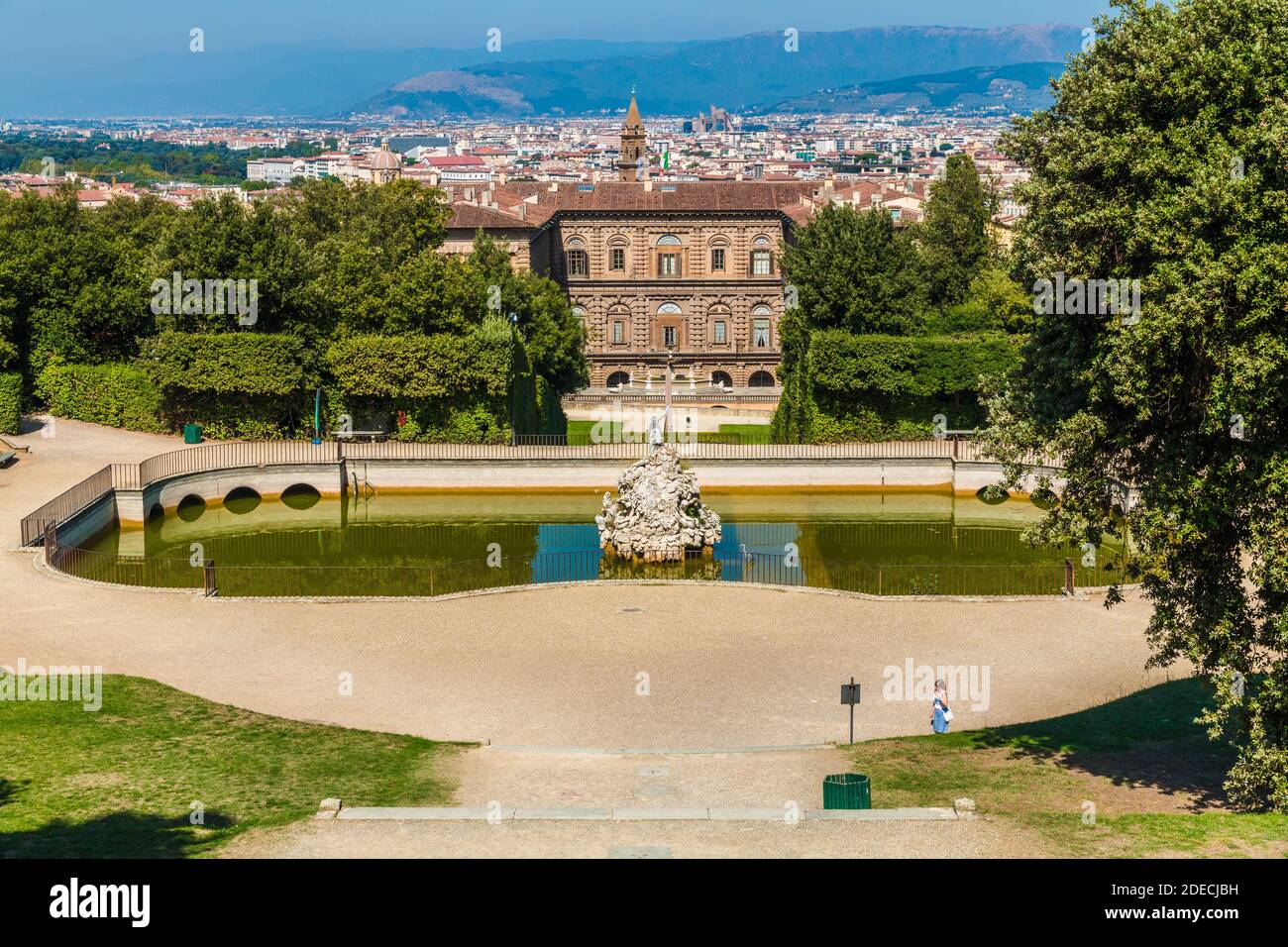 Splendide vue panoramique depuis la colline des jardins de Boboli vers la fontaine et le bassin de Neptune, le célèbre Palazzo Pitti et en arrière-plan... Banque D'Images