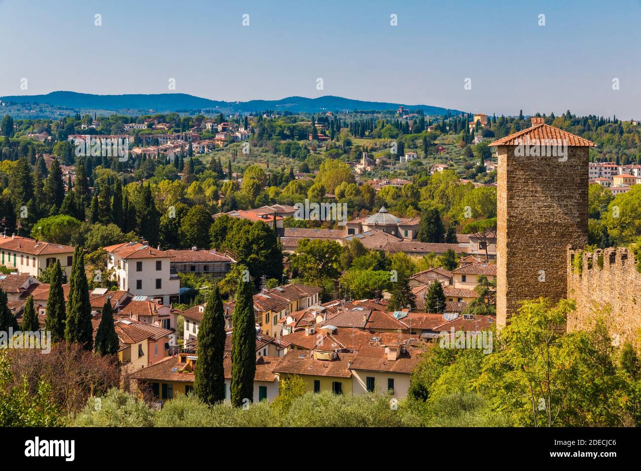 Vue panoramique pittoresque depuis la colline de Boboli vers le paysage toscan typique. Maisons et terres agricoles, cultivées en partie avec des oliviers et des lots... Banque D'Images