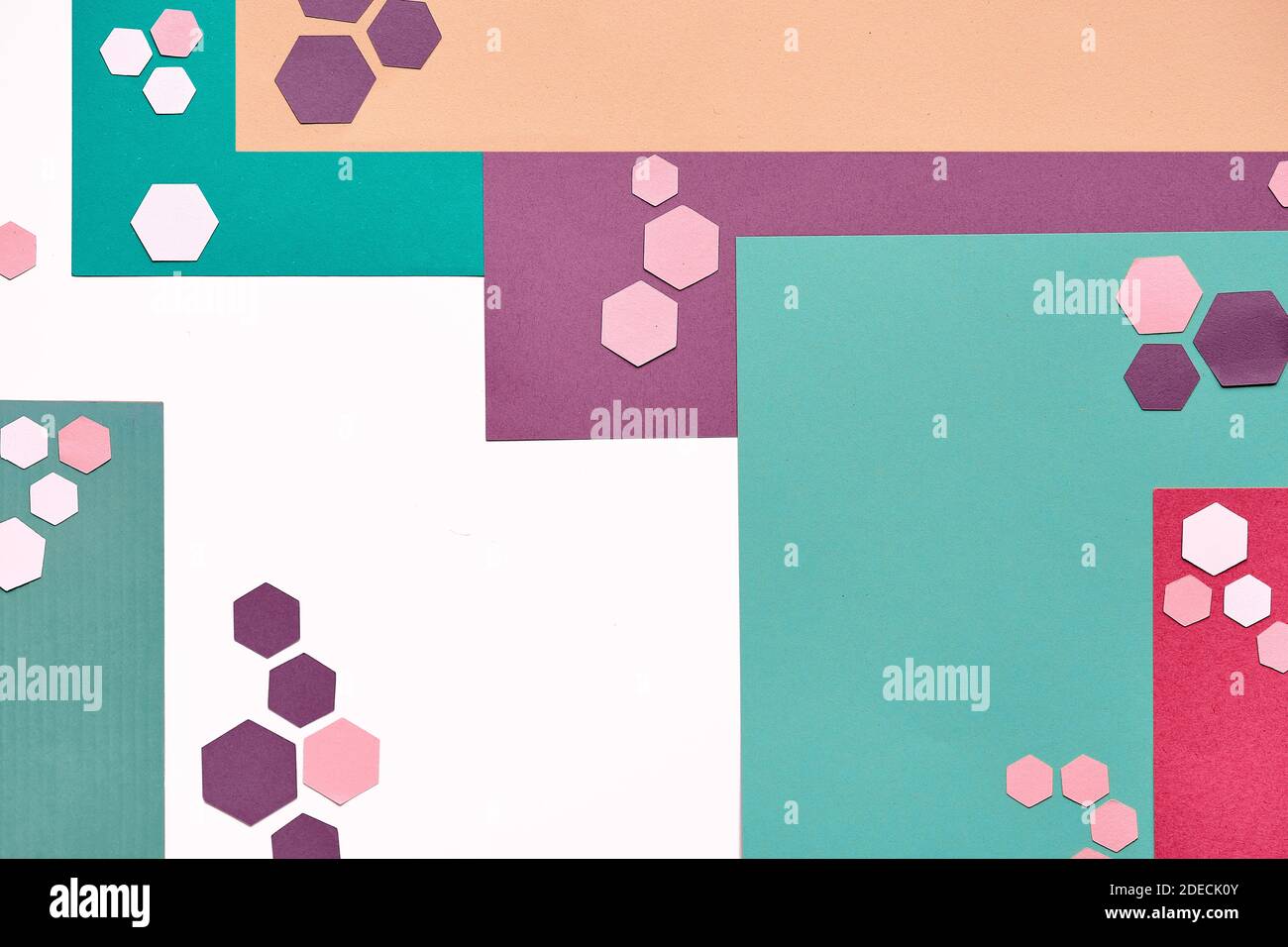 Arrière-plan en papier à couches géométriques abstraites avec des hexagones en neutre coupé couleurs pastel Banque D'Images