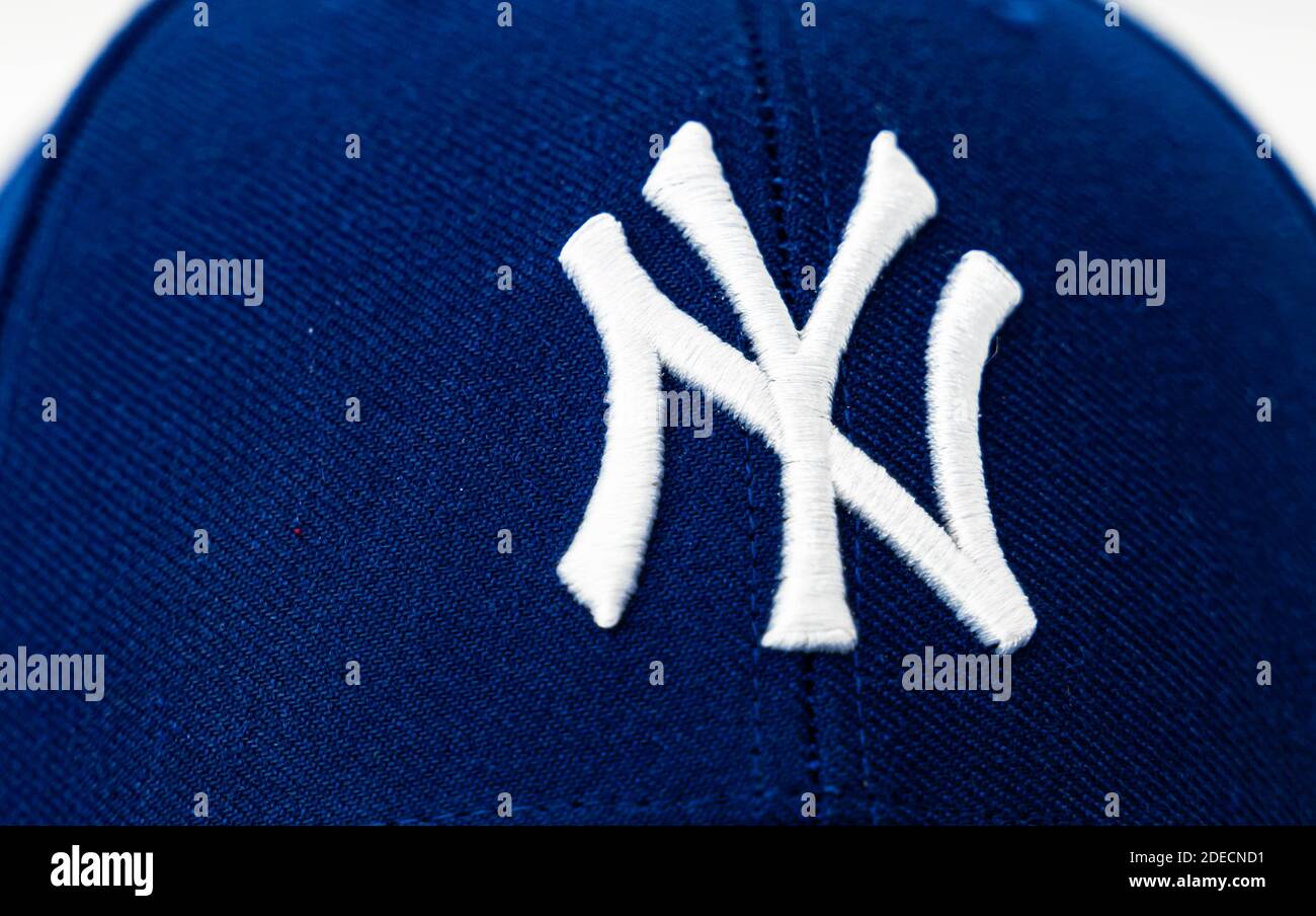 Chapeau de baseball bleu avec logo NY en blanc sur le devant. Isolé sur fond blanc. Photo de haute qualité Banque D'Images