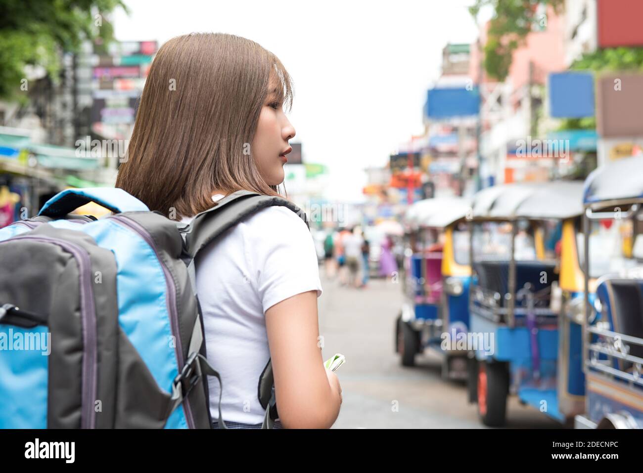 Jeune femme asiatique indépendante touriste routard voyageant seule à Khao San Road Thaïlande pendant les vacances d'été Banque D'Images