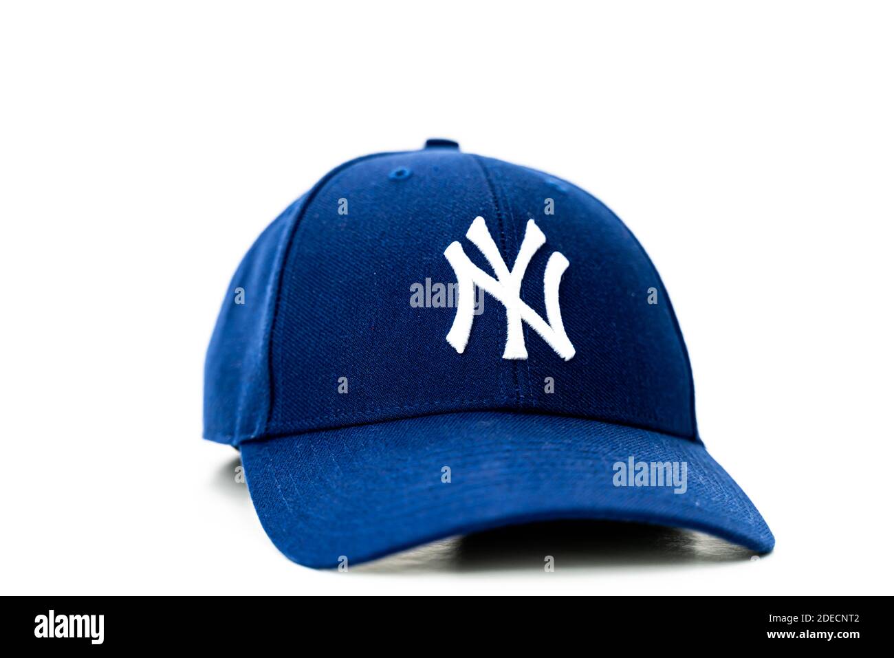Chapeau de baseball bleu avec logo NY en blanc sur le devant. Isolé sur fond blanc. Photo de haute qualité Banque D'Images