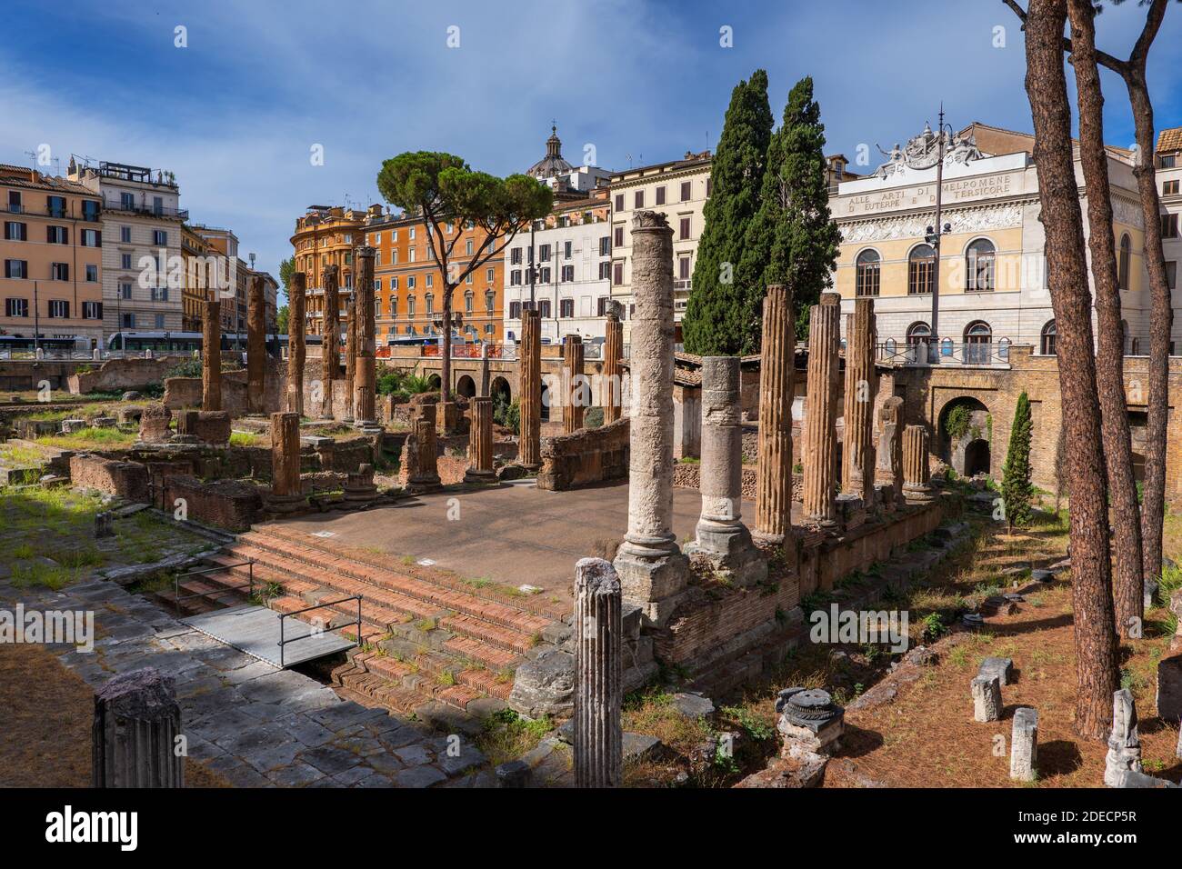Largo di Torre Argentina Square dans la ville de Rome, Italie, ruines antiques de temple (4 siècle avant J.-C. – 1er siècle après J.-C.) et Teatro Argentina (1731) opéra maison a Banque D'Images