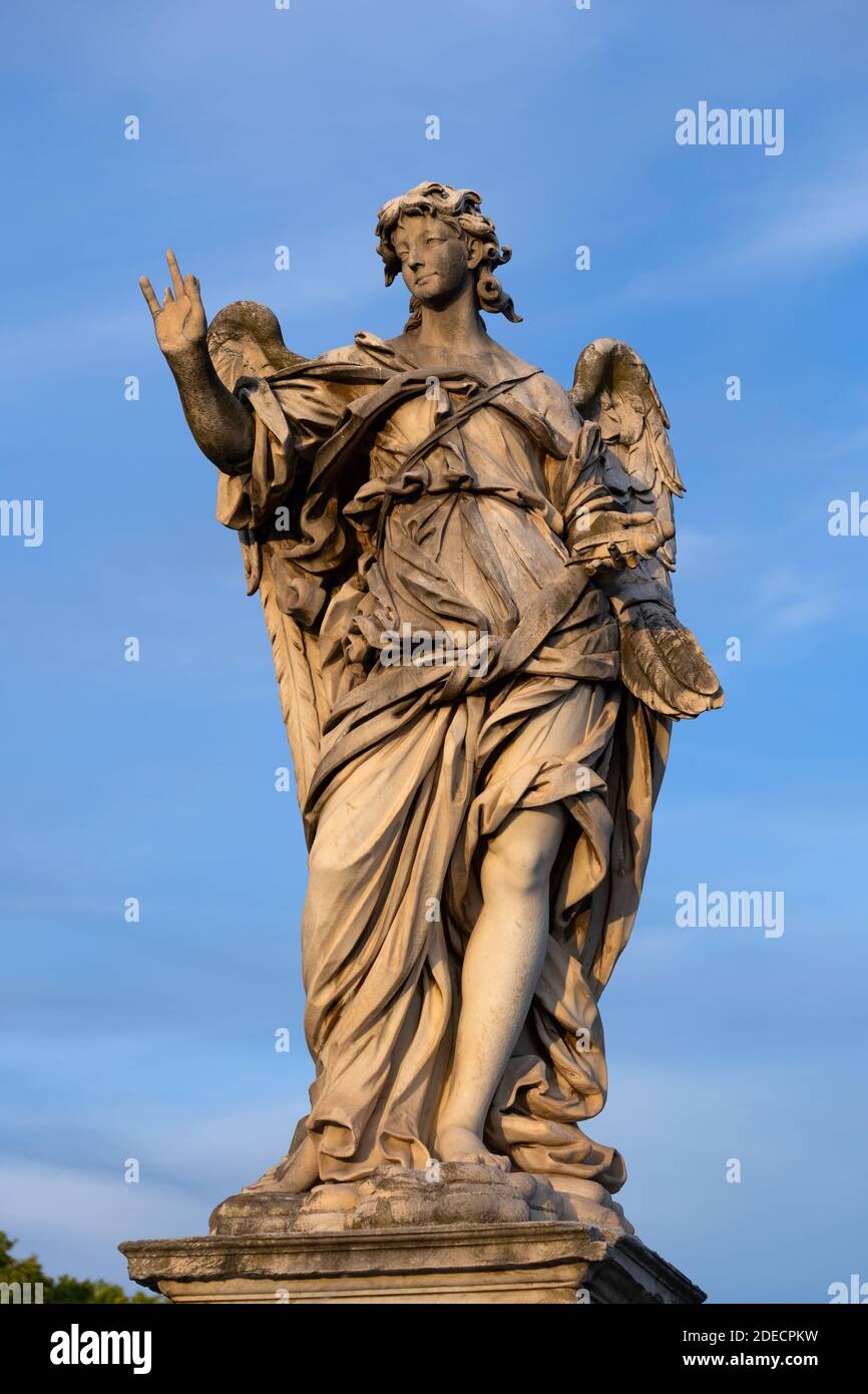Ange avec la statue des ongles sur le pont Ponte Sant Angelo à Rome,  Italie. Sculpture en marbre du XVIIe siècle par Girolamo Lucentiti Photo  Stock - Alamy