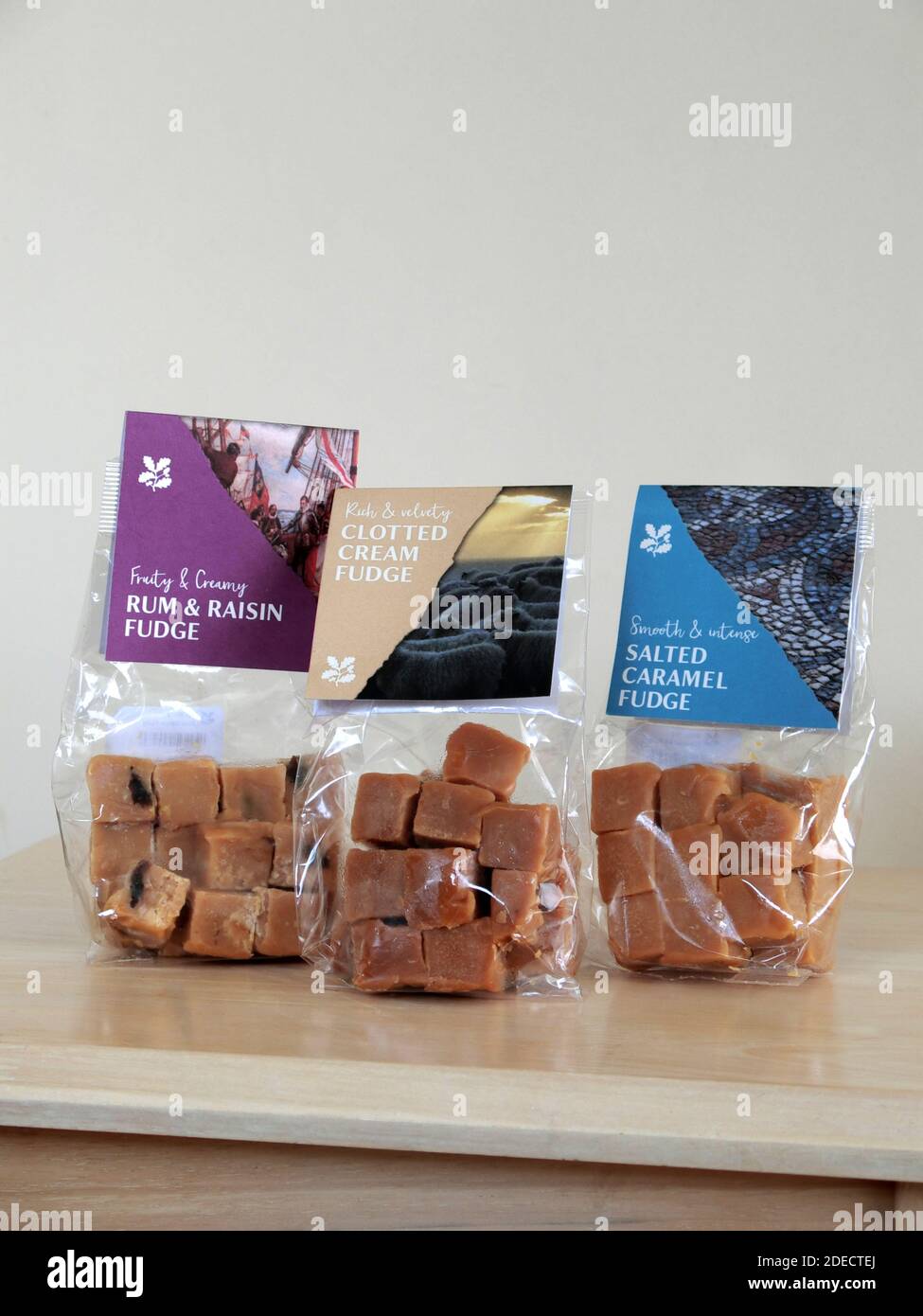 Paquets de National Trust Merchandise Rum & Raisin Fudge, Cloted Cream Fudge, Salt Caramel Fudge, Royaume-Uni Banque D'Images