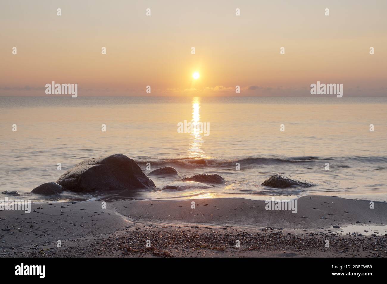 Géographie / Voyage, Allemagne, Schleswig-Holstein, isle Fehmarn, lever du soleil sur la plage de la mer Baltique, droits-supplémentaires-Clearance-Info-non-disponible Banque D'Images
