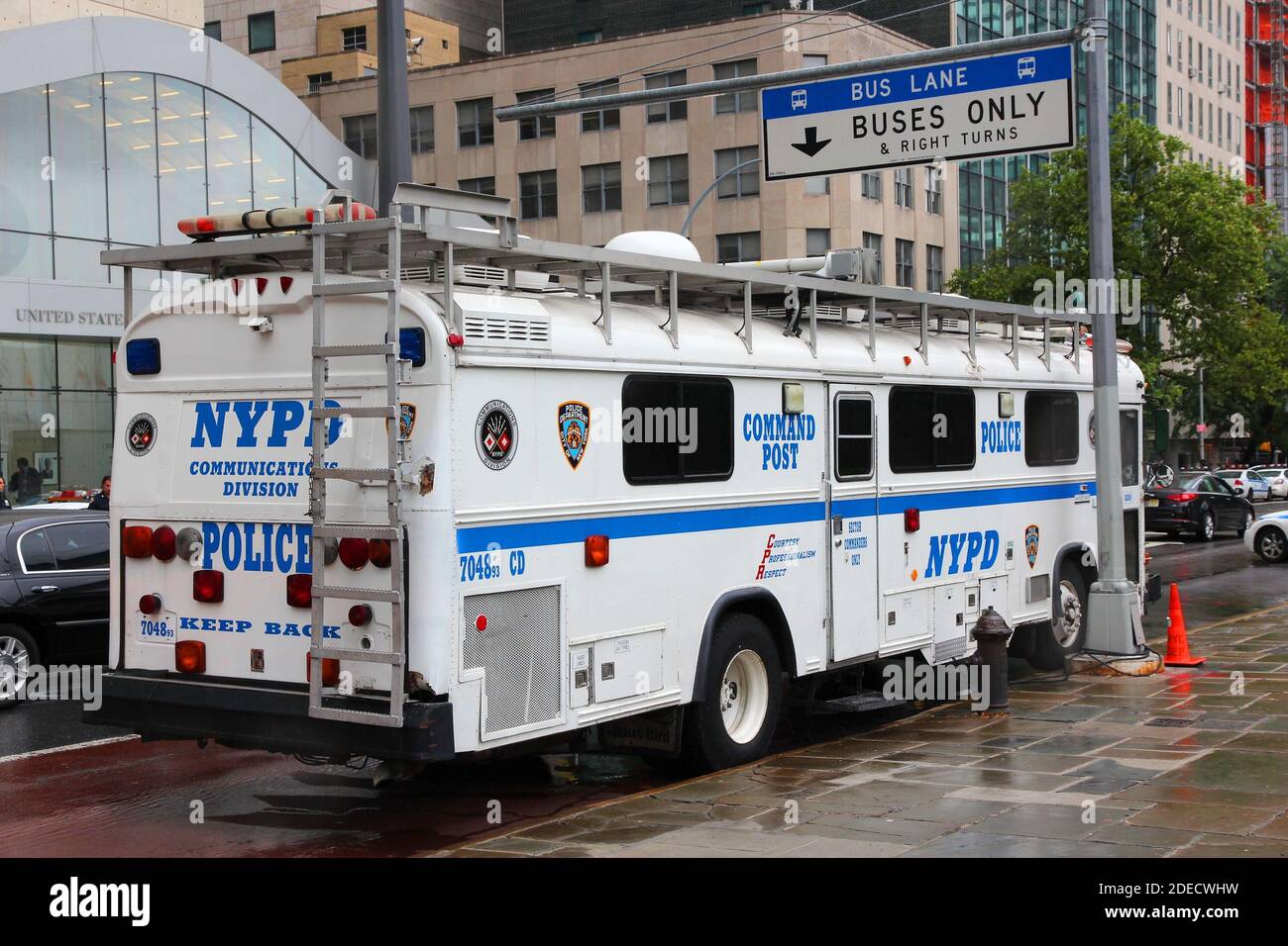 NEW YORK, USA - 1 juillet 2013 : Poste de commandement de la police de stationnement de bus à Manhattan. NYPD emploie 34 500 agents en uniforme. Banque D'Images