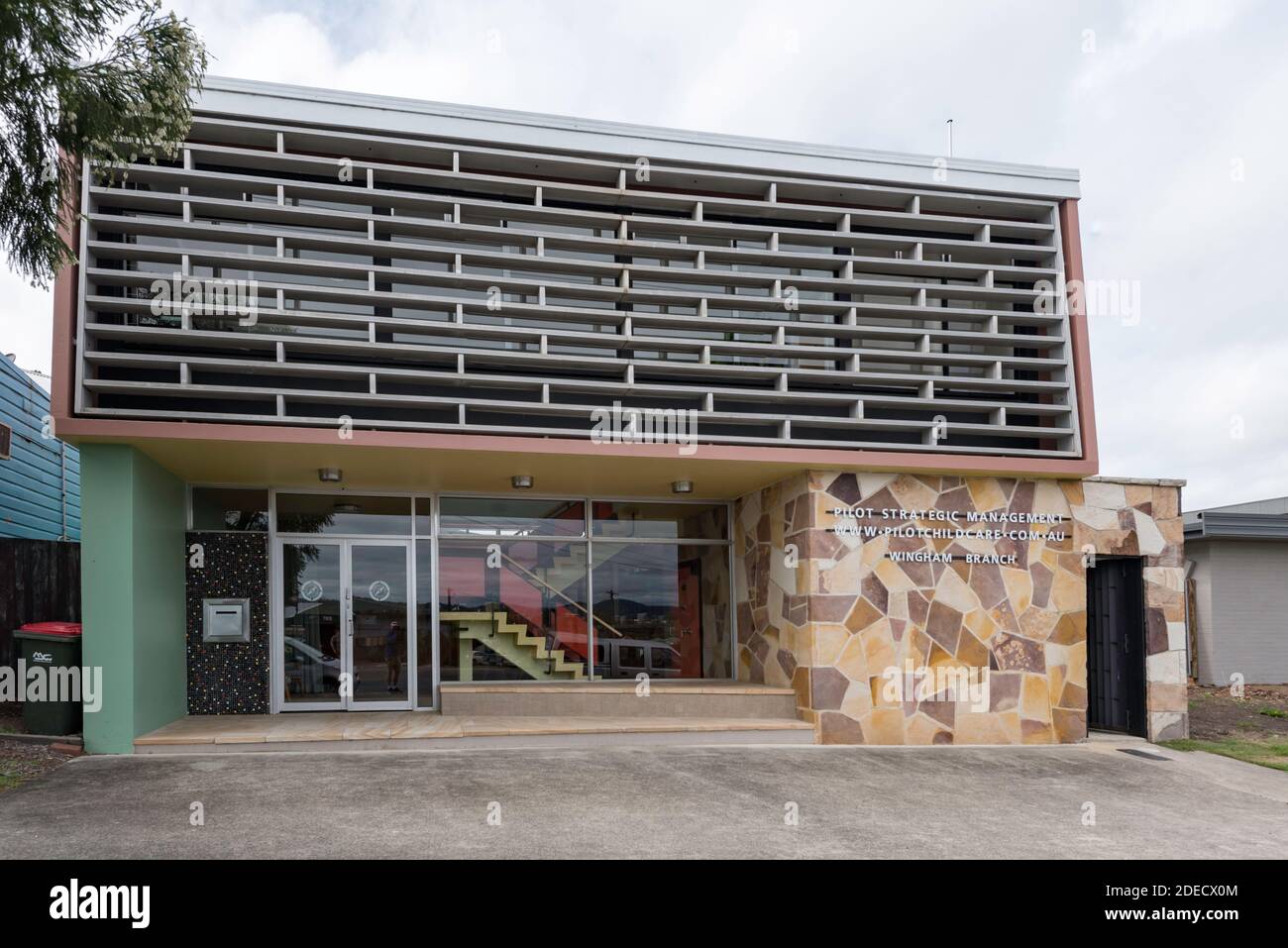 L'ancien bâtiment ES&A Bank de Wingham, en Nouvelle-Galles du Sud, a été construit au début des années 1950 dans un design avant-gardiste de Stuart McIntosh Banque D'Images