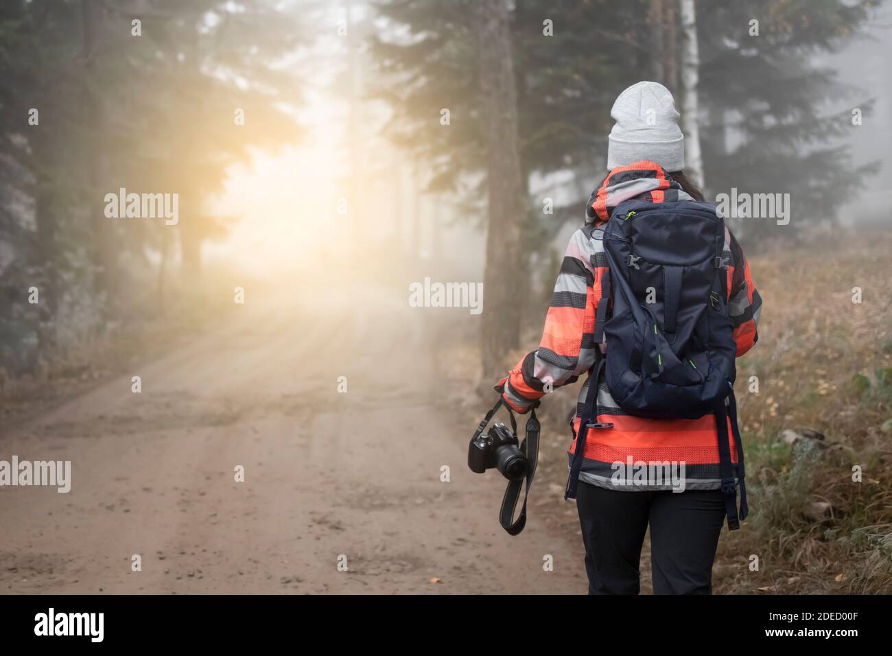 Femme avec un appareil photo de randonnée en plein air Banque D'Images