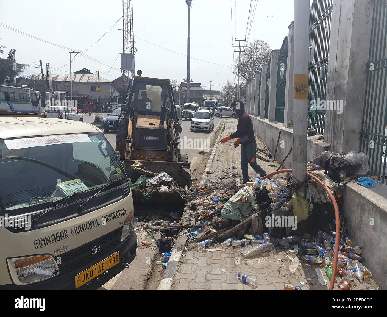 Inde 03 juin 2020 sensibilisation au coronavirus dans la ville de srinagar le 01 mars. Municipalité jcb une tour et une personne est également dans le cadre. Banque D'Images