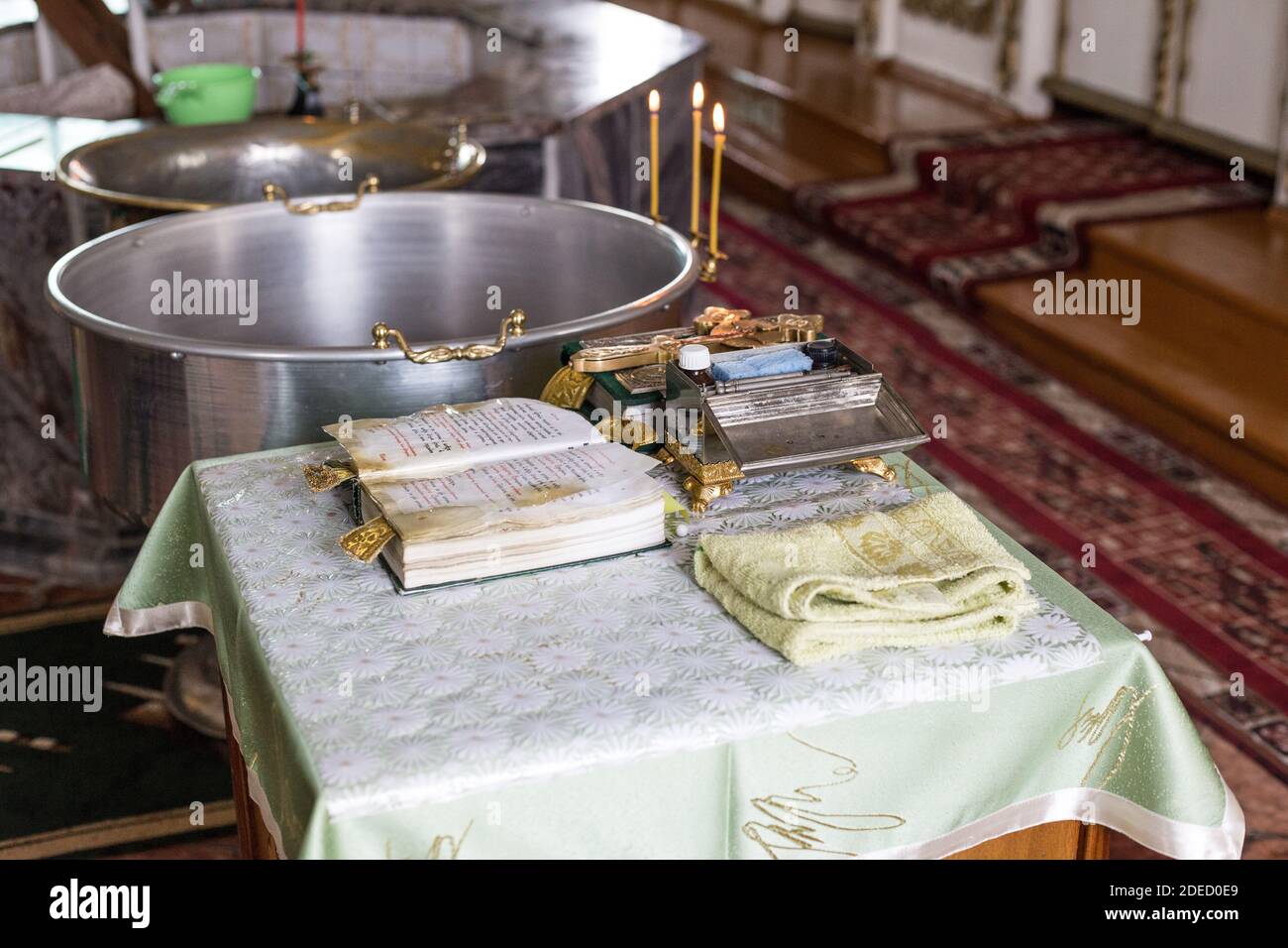 Accessoires pour le baptême des enfants icônes de bougies et de police, croix, ciseaux, Bible , l'église Ortodox. Le Sacrement des enfants Banque D'Images