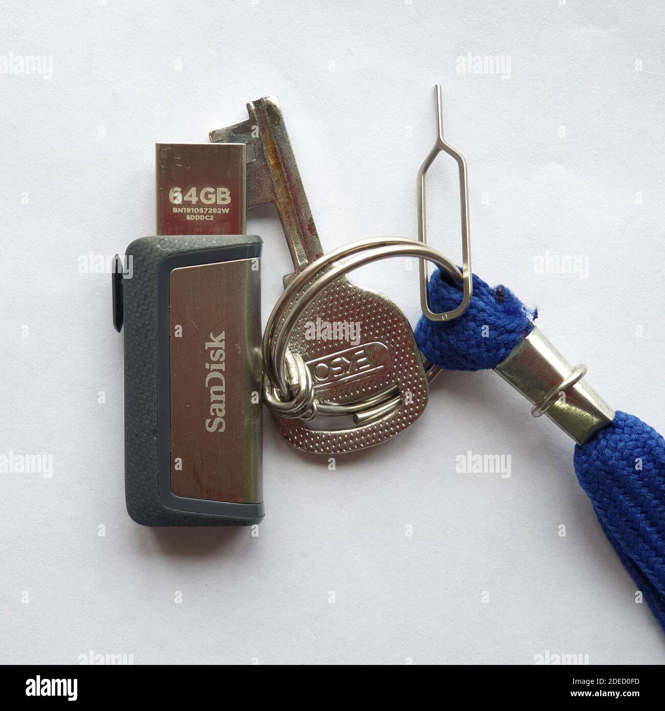 03 juin 2020 Sandisk 64 Go Pen drive mobile sim retirer les clés de la bande bleue Banque D'Images
