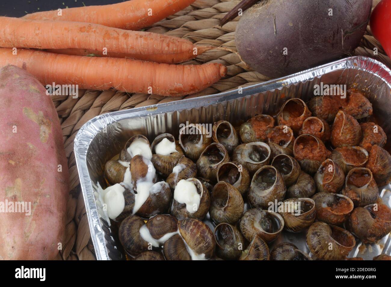 escargots cuits avec sauce tomate et alioli Banque D'Images