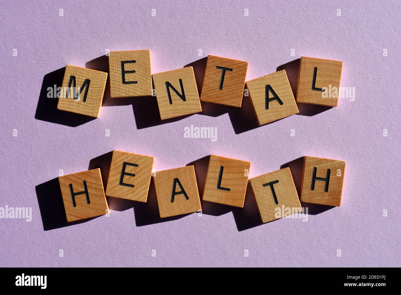 Santé mentale, mots en lettres de l'alphabet en bois isolées sur fond violet Banque D'Images