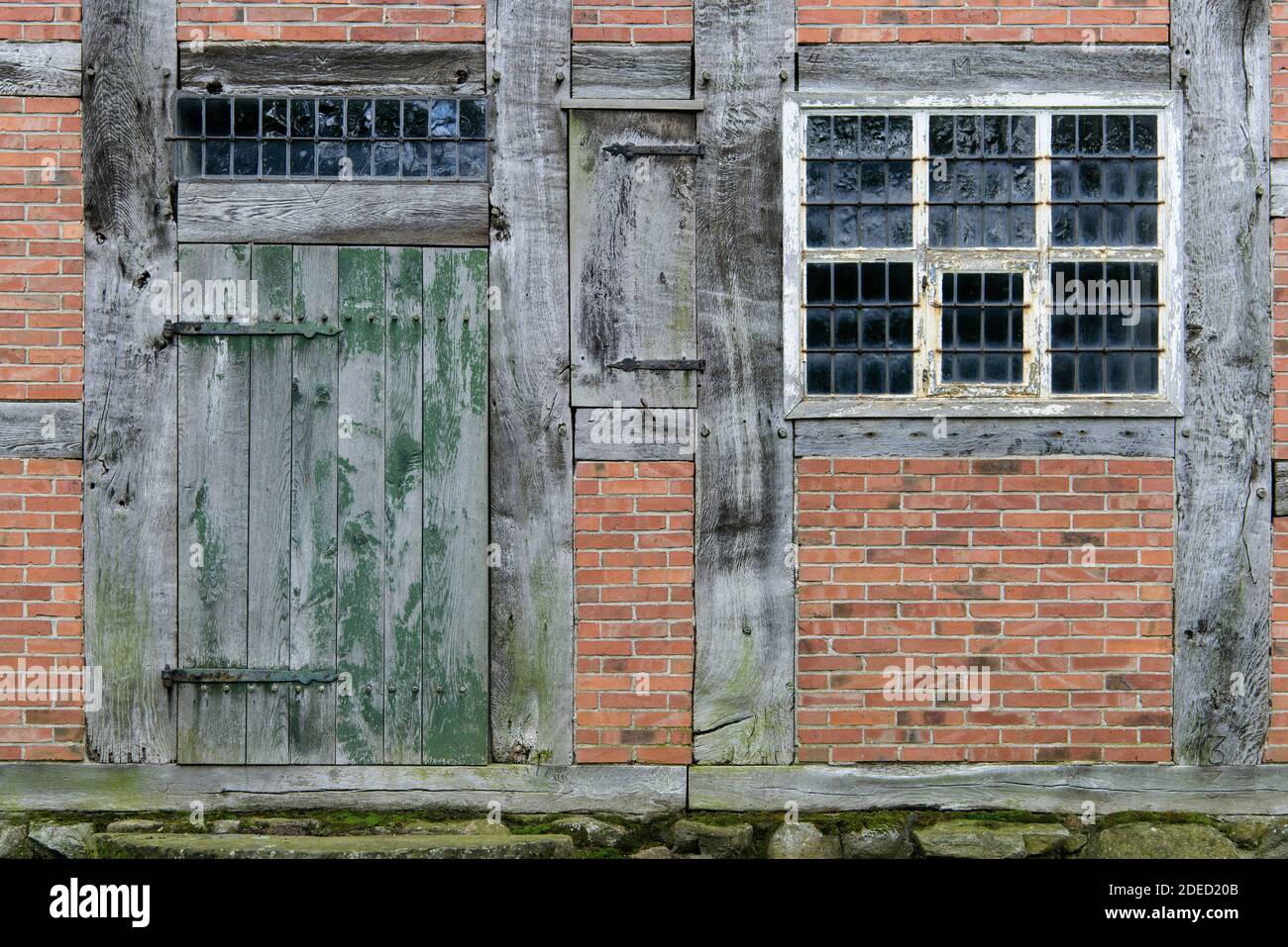 Ancienne porte et fenêtre, grange au musée village de Cloppenburg, Allemagne, Basse-Saxe, Cloppenburg Banque D'Images