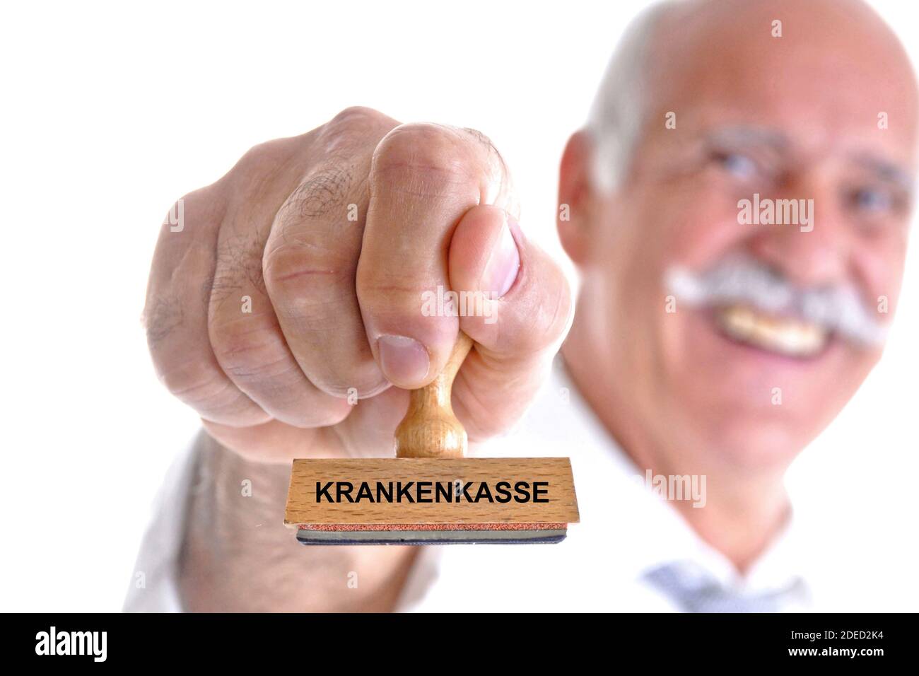 Vieil homme avec timbre dans sa main lettrage Krankenkasse / assurance maladie, Allemagne Banque D'Images