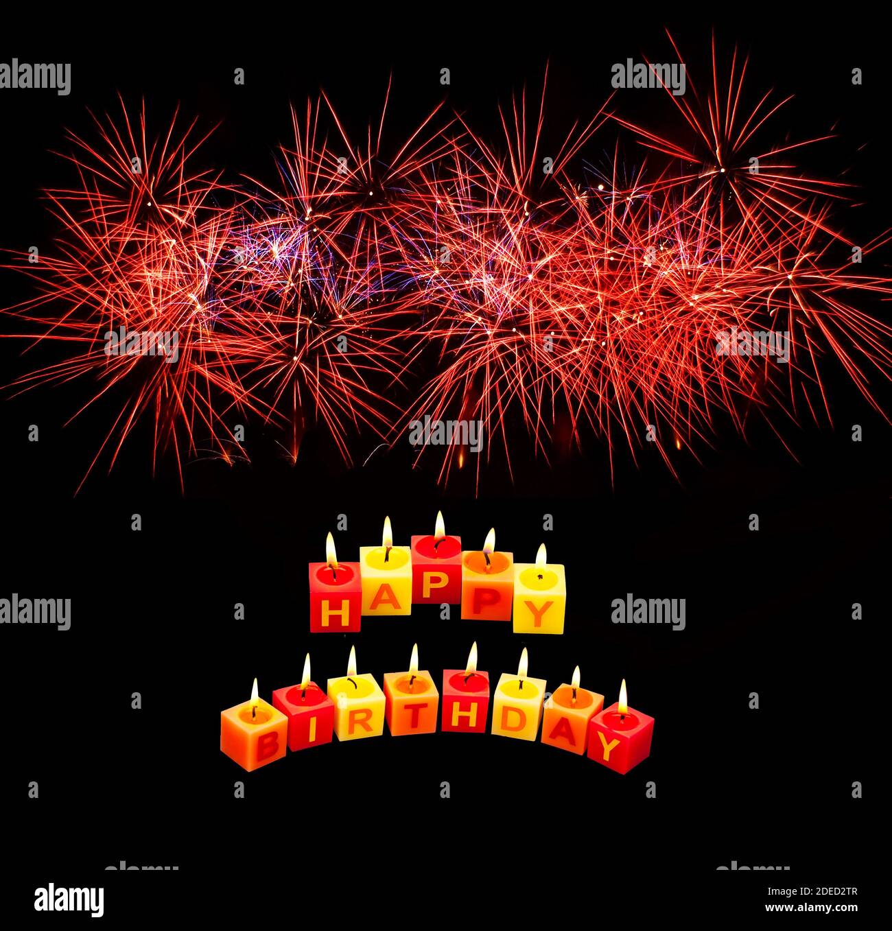 Champagner Avec Des Bougies En Feu Formant Le Mot Joyeux Anniversaire Feu D Artifice Photo Stock Alamy