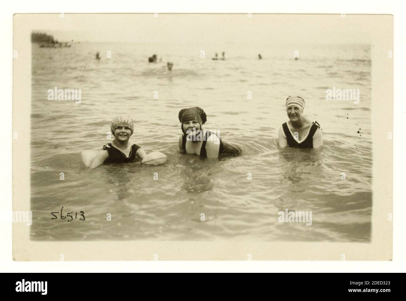 Carte postale originale de l'ère des années 1920 de baigneurs féminins portant des bonnets, maillots de bain avec des cols en V profonds - Margate, Kent, Royaume-Uni rétro photo de plage. Banque D'Images