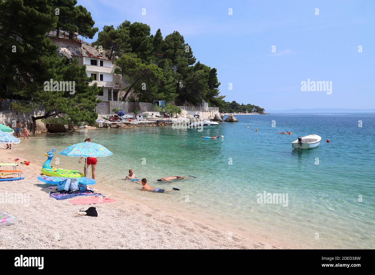Split, CROATIE - le 18 juin 2019 : les gens passer des vacances à Brela resort town dans la région de Makarska Riviera Région de la Dalmatie, Croatie. Banque D'Images