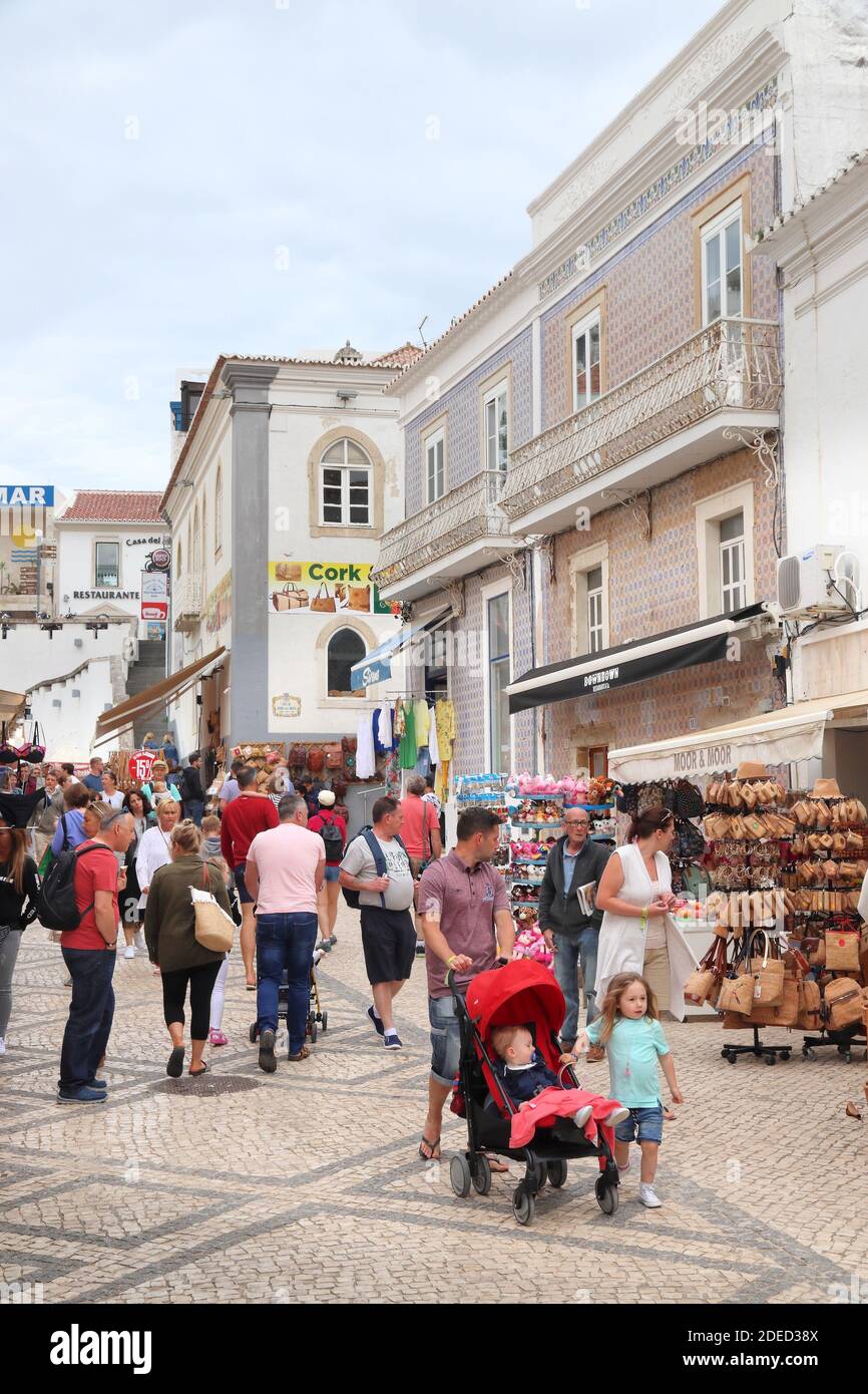 ALBUFEIRA, PORTUGAL - 30 MAI 2018 : Les gens visiter le centre-ville d'Albufeira, Portugal. La ville est une destination touristique populaire et qu'elle a un billet de pop Banque D'Images