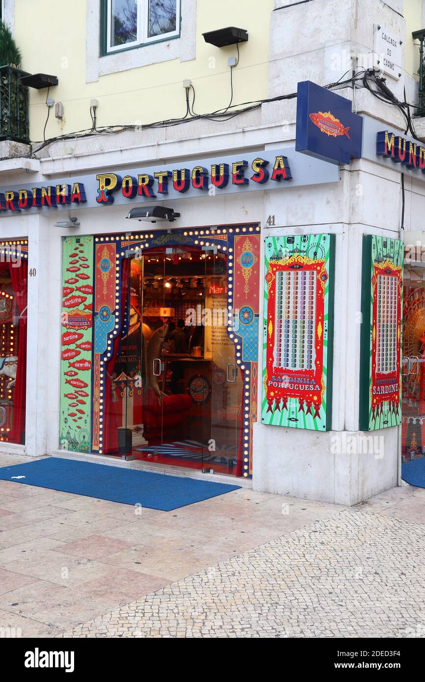 Lisbonne, PORTUGAL - 5 JUIN 2018: Boutique locale originale avec sardines en conserve à Lisbonne. Le Portugal est célèbre pour sa sélection de plats de sardines en conserve. Banque D'Images