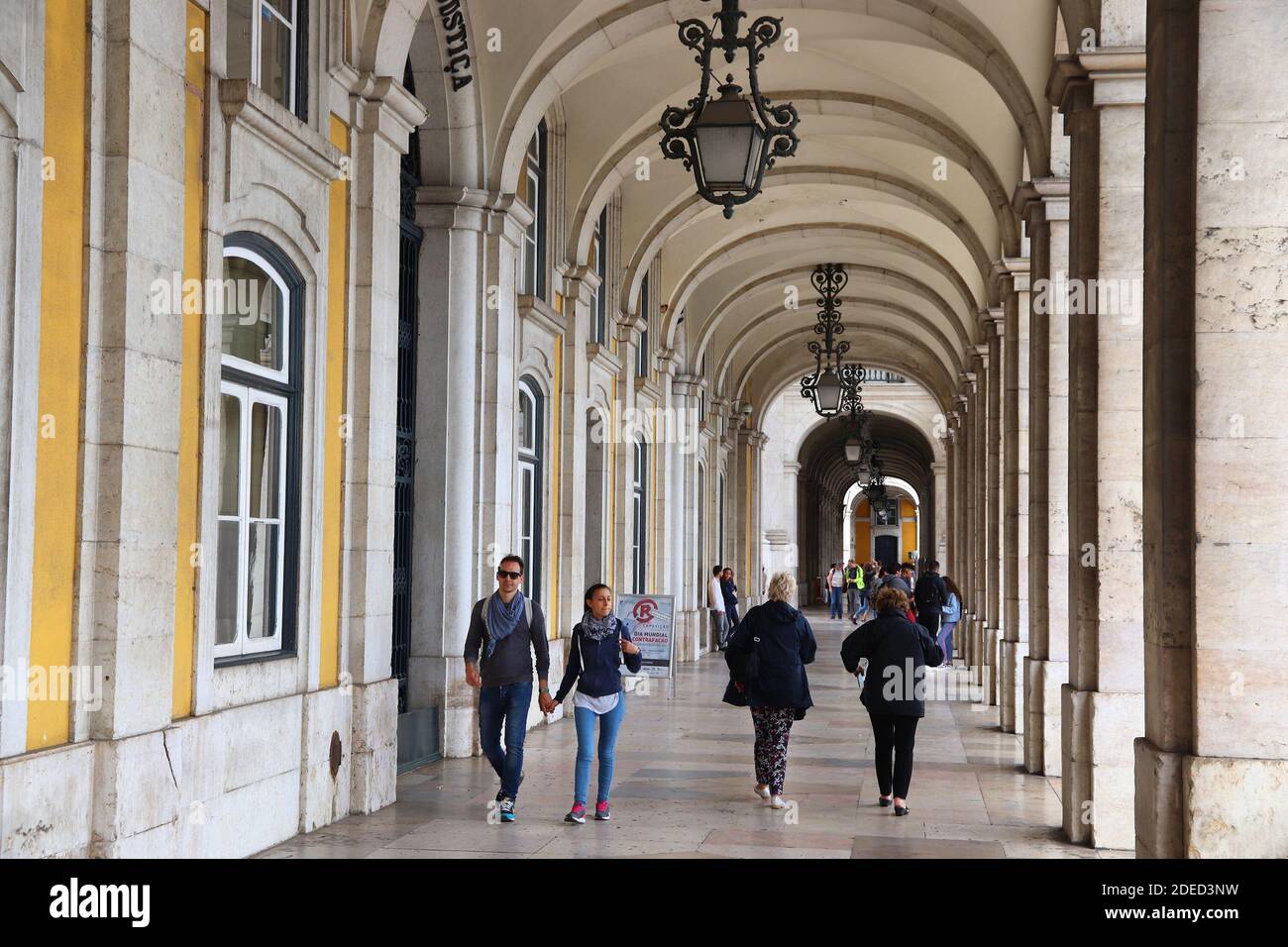 LISBONNE, PORTUGAL - 4 JUIN 2018 : les gens visitent les arcades ombragées de la place Comercio (Praca Comercio) à Lisbonne, Portugal. Lisbonne est la 11e plus peuplée Banque D'Images