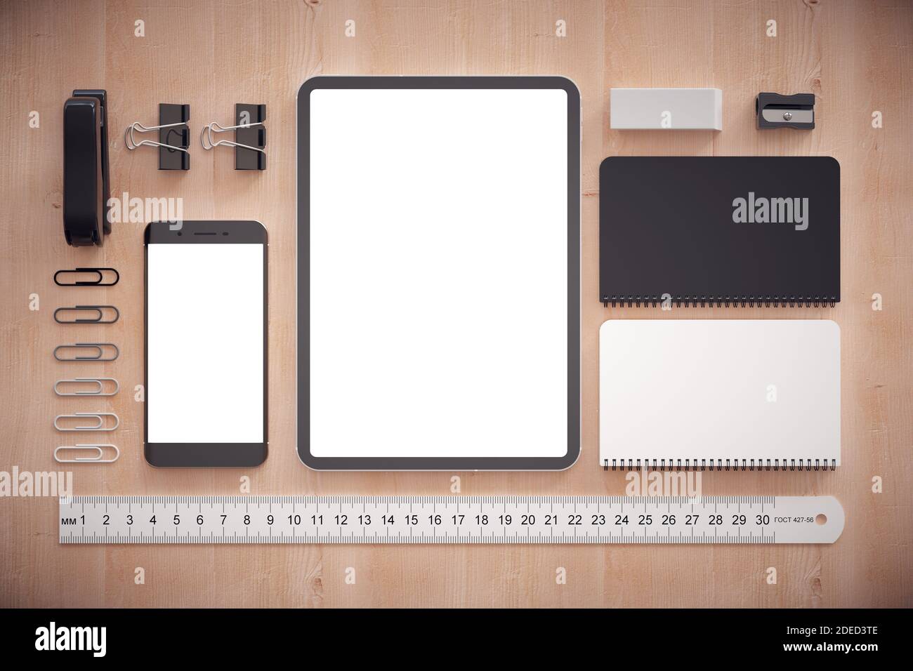 Développement de conception Web réactif. Table de travail avec tablette, smartphone et autres éléments. Banque D'Images