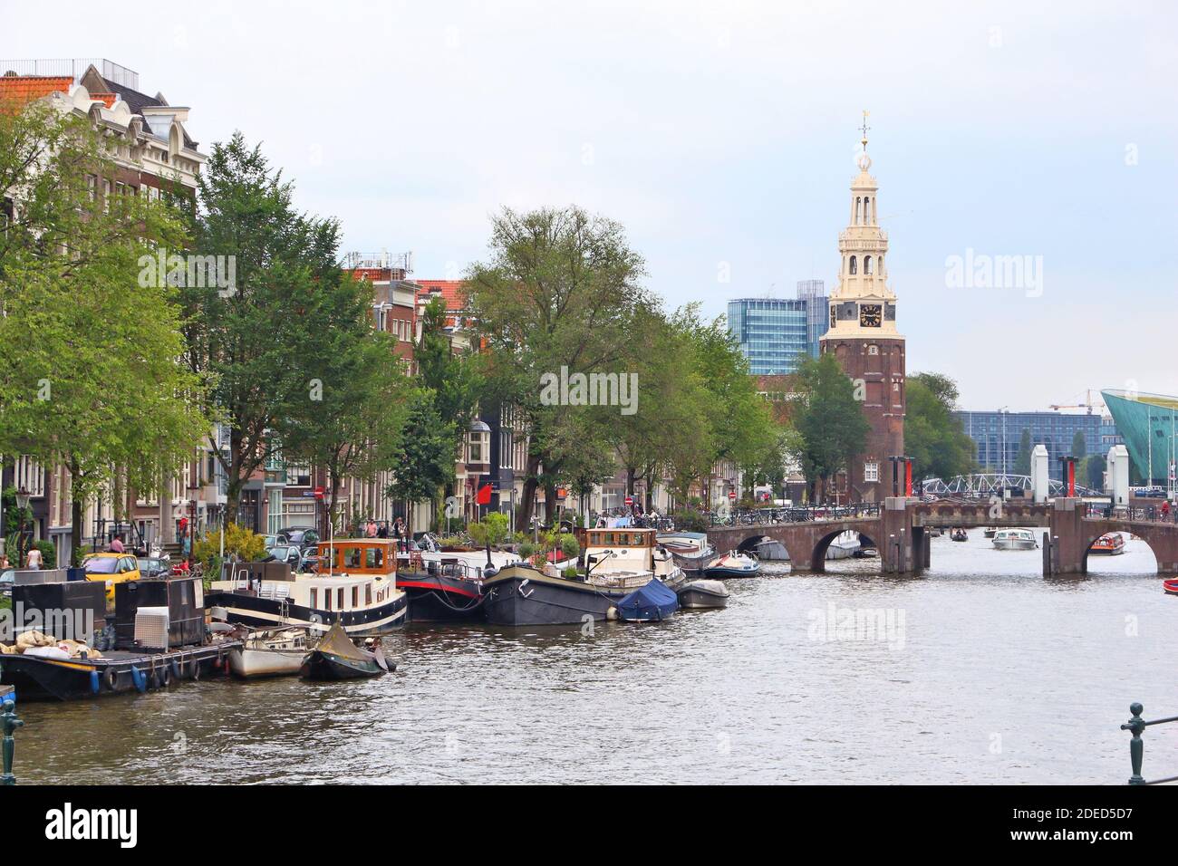 Avec vue sur la ville d'Amsterdam et le canal Oosterdok Lastage area. Banque D'Images