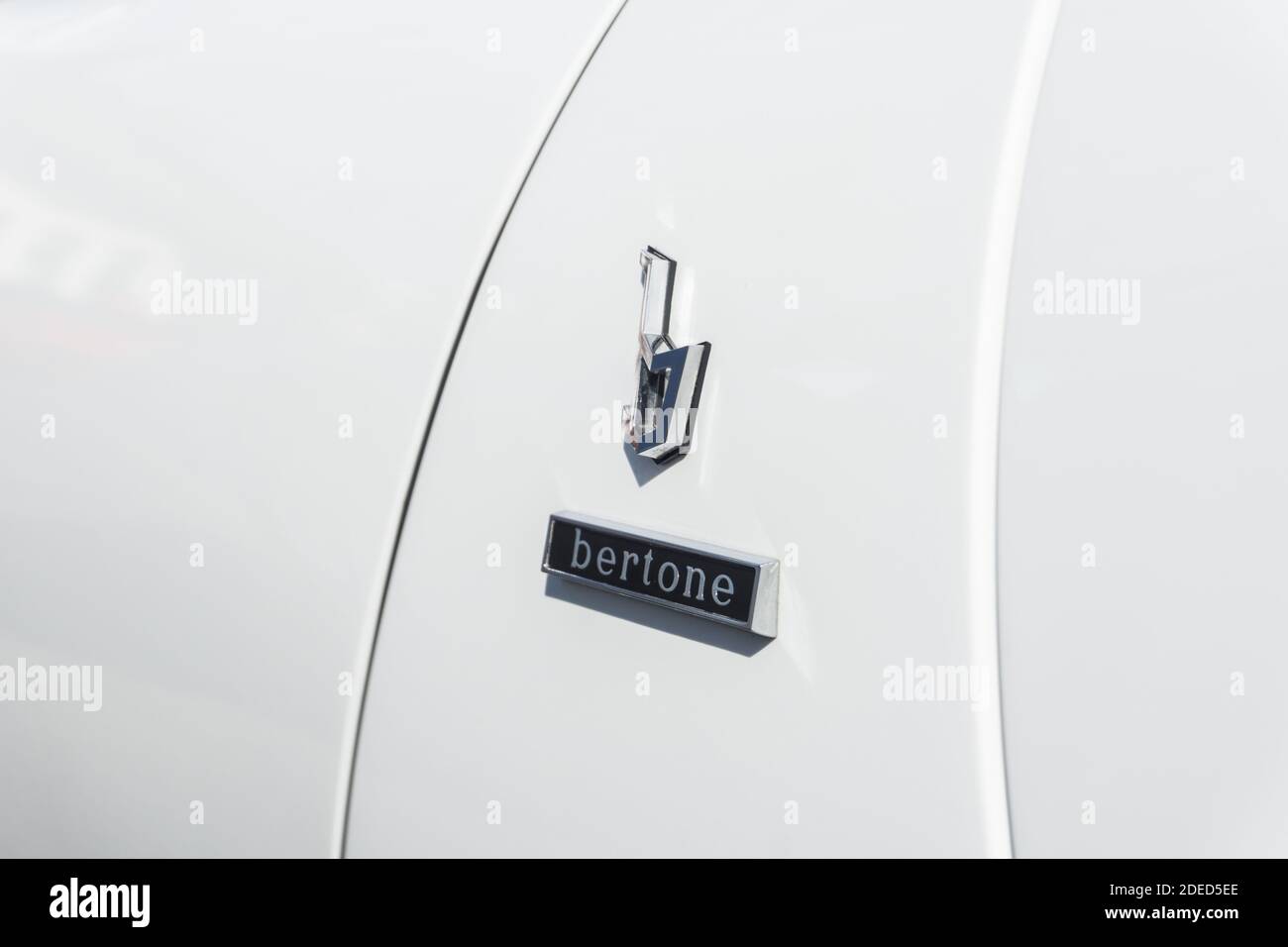 Gros plan du logo Bertone et du badge nominatif Le côté d'un Lamborghini blanc classique Miura P400 S. extérieur sous le soleil Banque D'Images