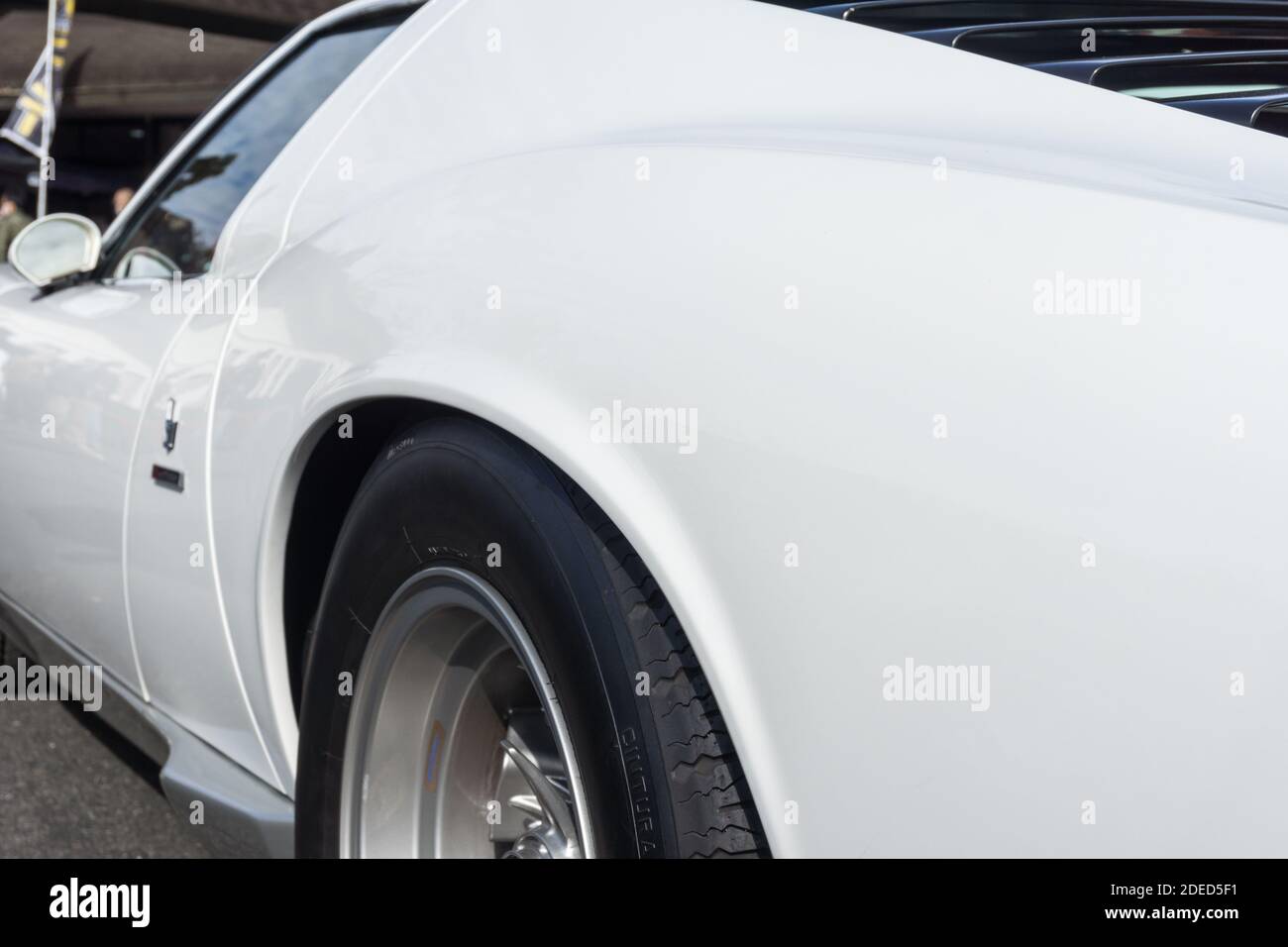 Gros plan sur le passage de roue arrière gauche d'une Lamborghini Miura P400 S blanche, vue de l'arrière, en regardant vers l'avant le long du côté de la voiture Banque D'Images