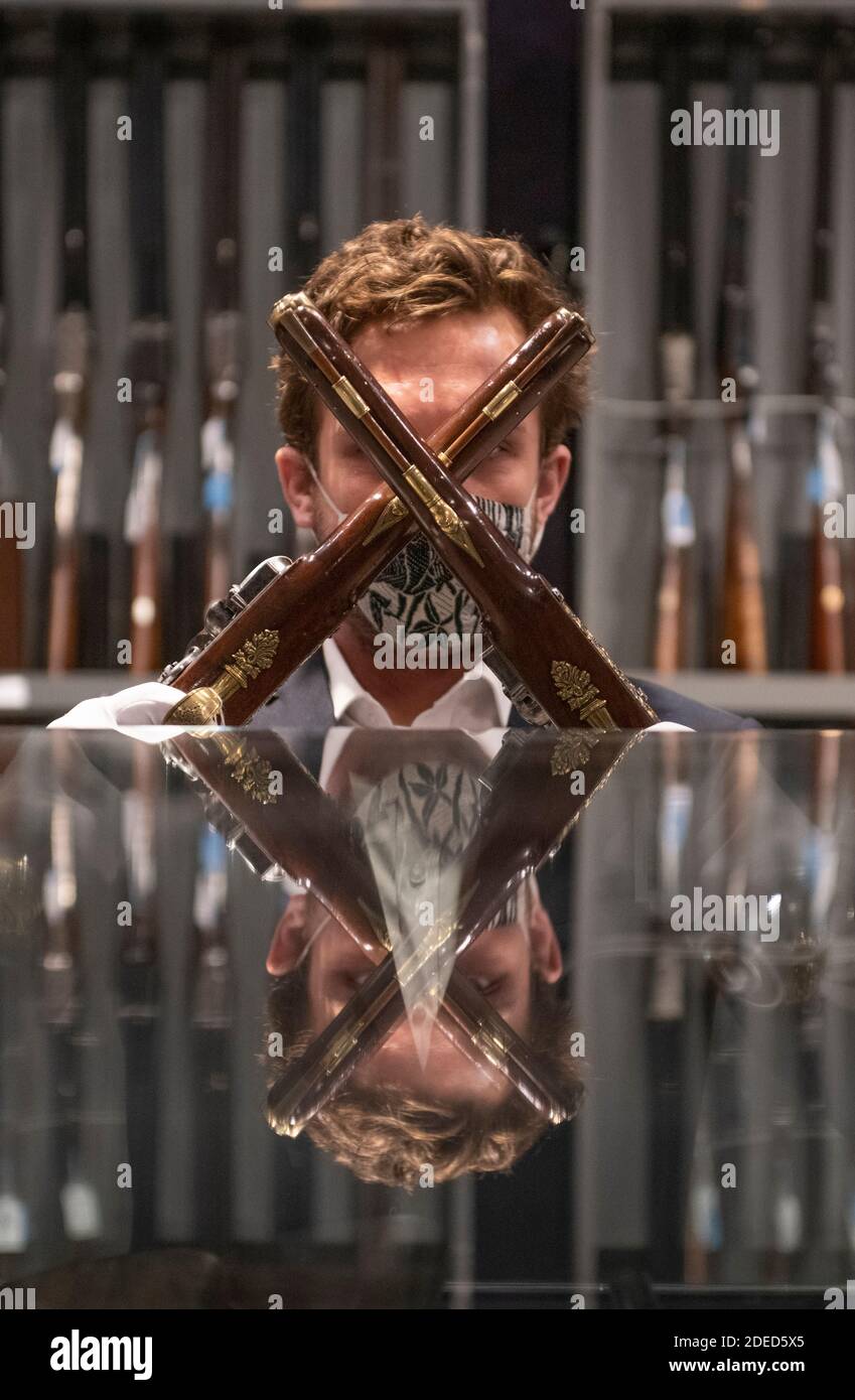 Knightsbridge, Londres, Royaume-Uni. 30 novembre 2020. Aperçu de la vente d'armes anciennes, d'armes de sport modernes et d'armes à feu exceptionnelles de Bonhams à Londres. La vente aura lieu le 3 décembre. Image: Le personnel de Bonhams avec une paire exceptionnelle de pistolets à air à répétition 'Flintlock' de Blair Castle, Écosse par Edward Bate, Londres, Circa 1770, environ £20,000-30,000. Crédit : Malcolm Park/Alay Live News Banque D'Images