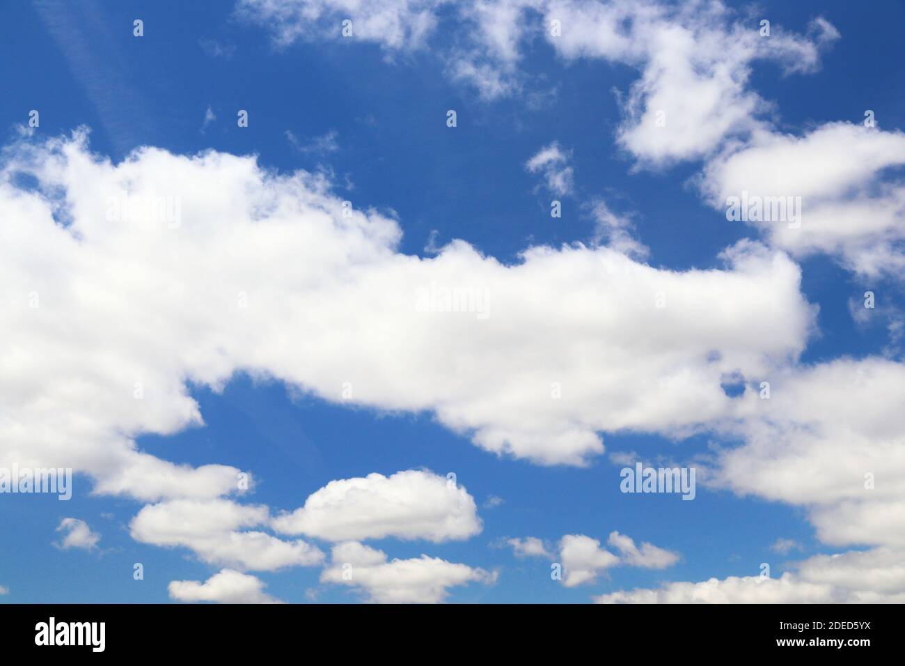 Blanc nuages bleu ciel fond. Texture blanche des nuages. Banque D'Images
