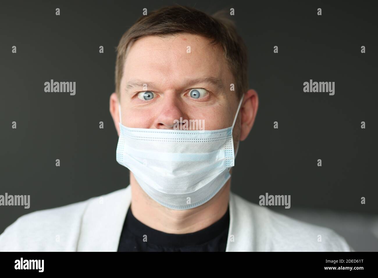 Homme avec un masque médical de protection mal porté. Banque D'Images