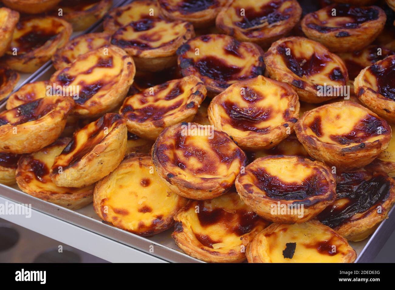 Cuisine portugaise. Pasteis de nata - tartes d'oeufs traditionnelles du Portugal avec remplissage crémeux. Banque D'Images