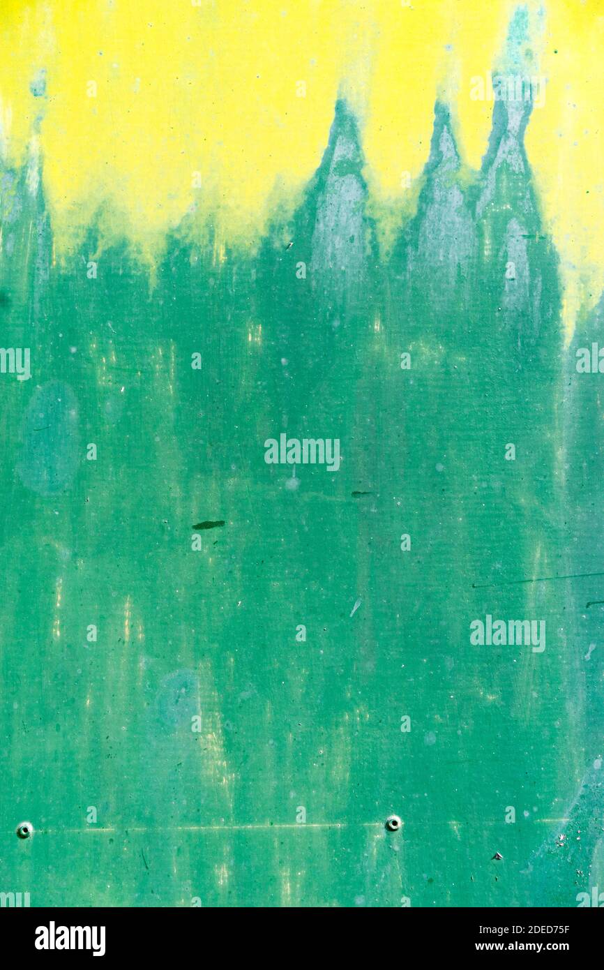 Clôture en métal peinte en vert et jaune peinture de fond abîmé Banque D'Images