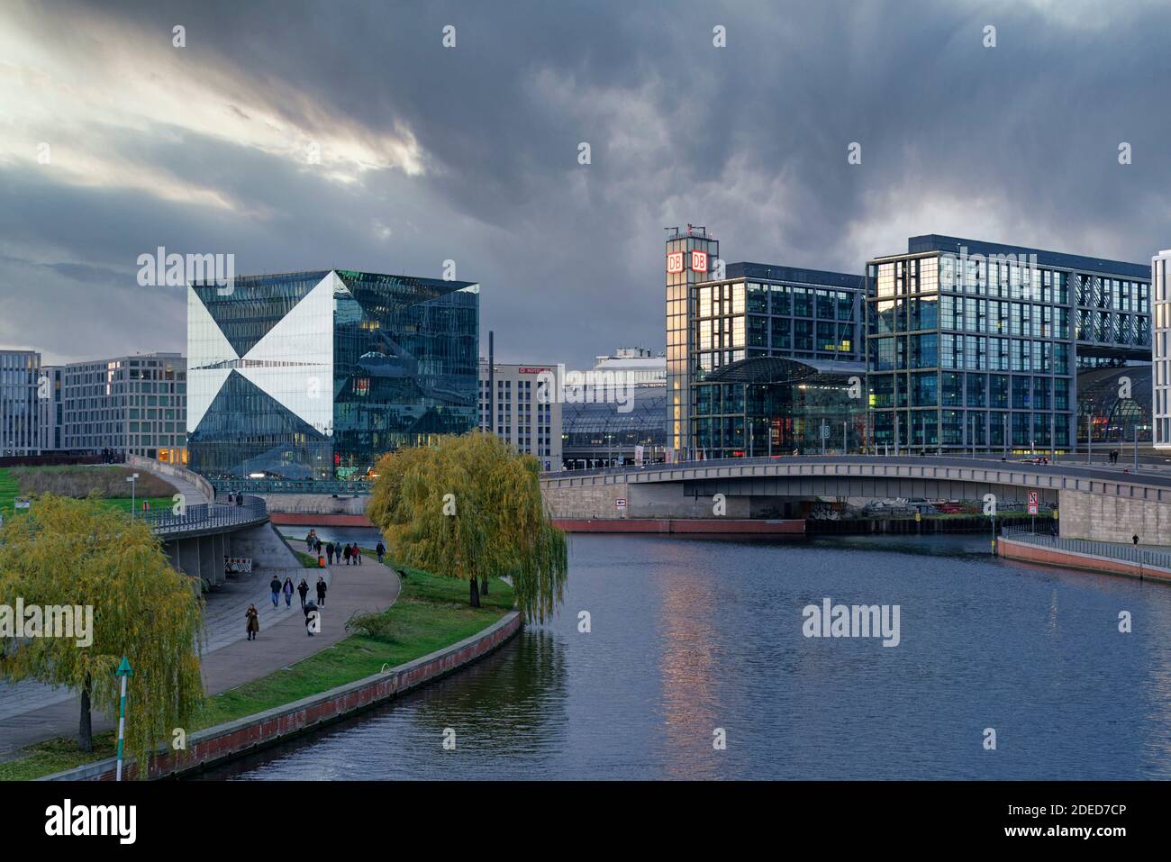 Cube Berlin, modernes Buerogebaeude am Washingtonplatz, Hauptbahnhof. Glassfade, Spiegelung, Architekturbuero 3XN . Banque D'Images