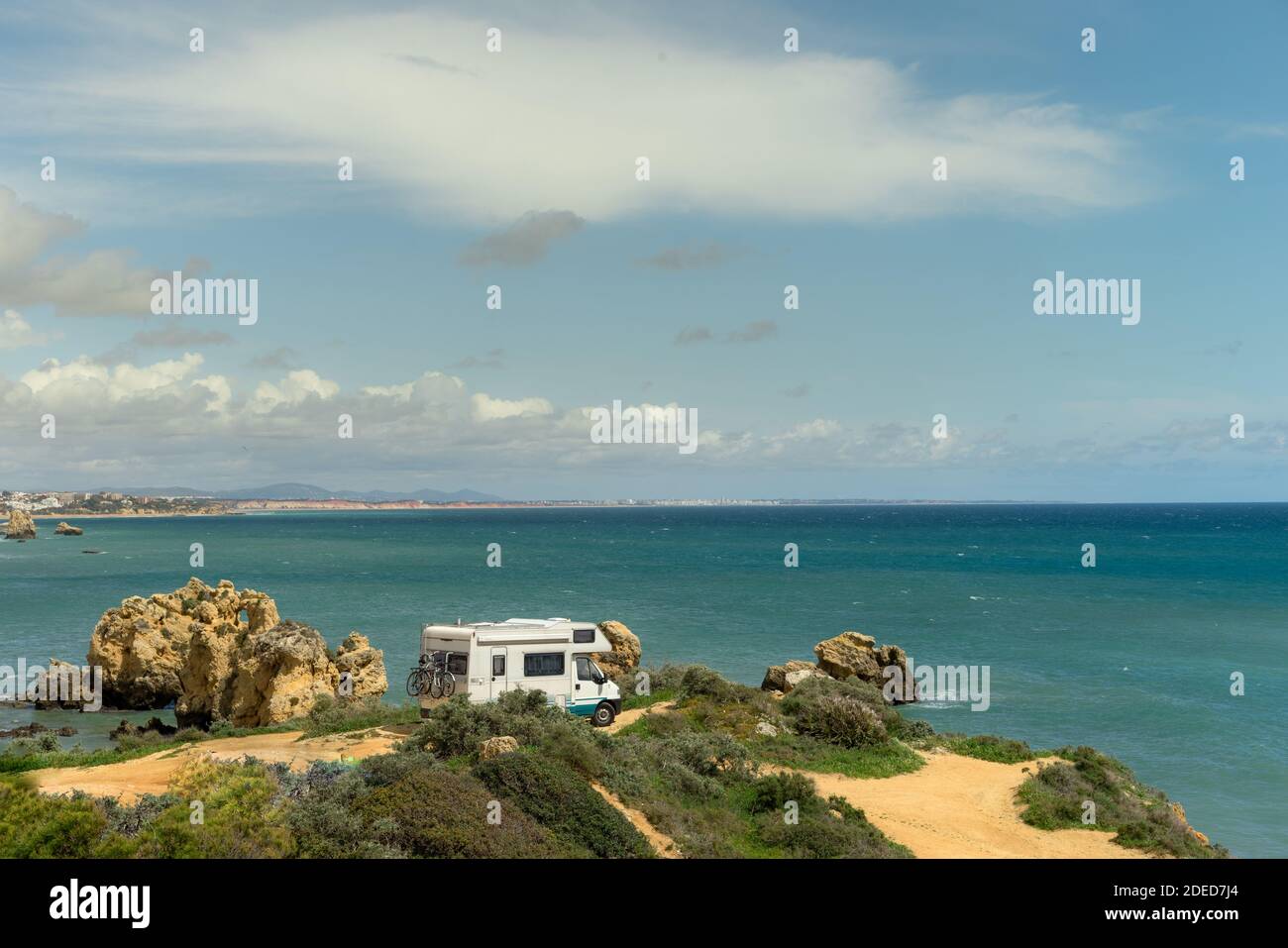 Le camping-car garé sur une plage Banque D'Images