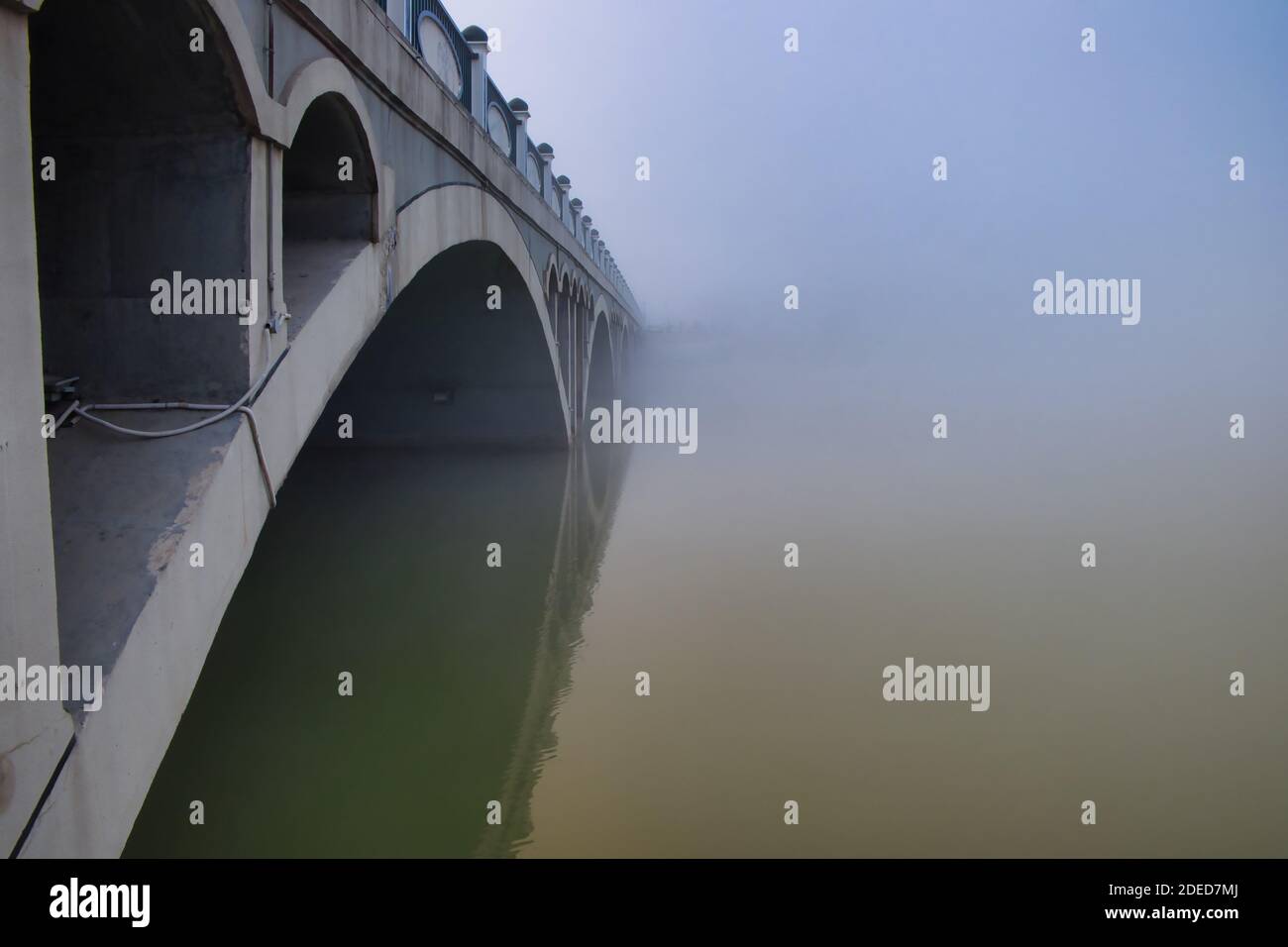Abridge sous un épais brouillard le matin d'hiver à yinchuan. Banque D'Images