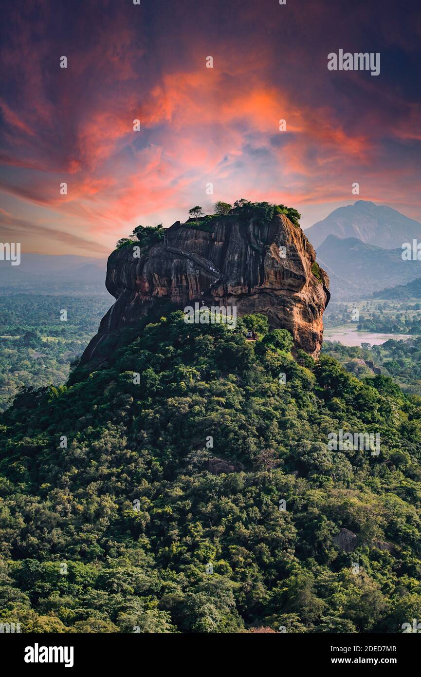 Vue spectaculaire sur le rocher du Lion entouré d'une végétation riche et verte. Photo prise du rocher de Pidurangala à Sigiriya. Banque D'Images