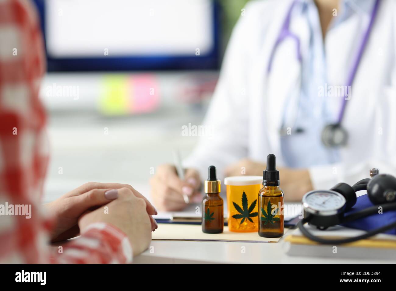 Le médecin écrit une ordonnance pour le patient pour la marijuana. Banque D'Images
