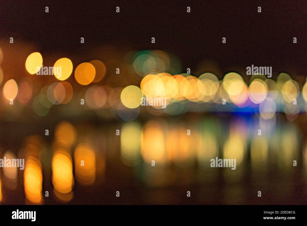 bokeh nocturne avec réflexion sur l'eau Banque D'Images