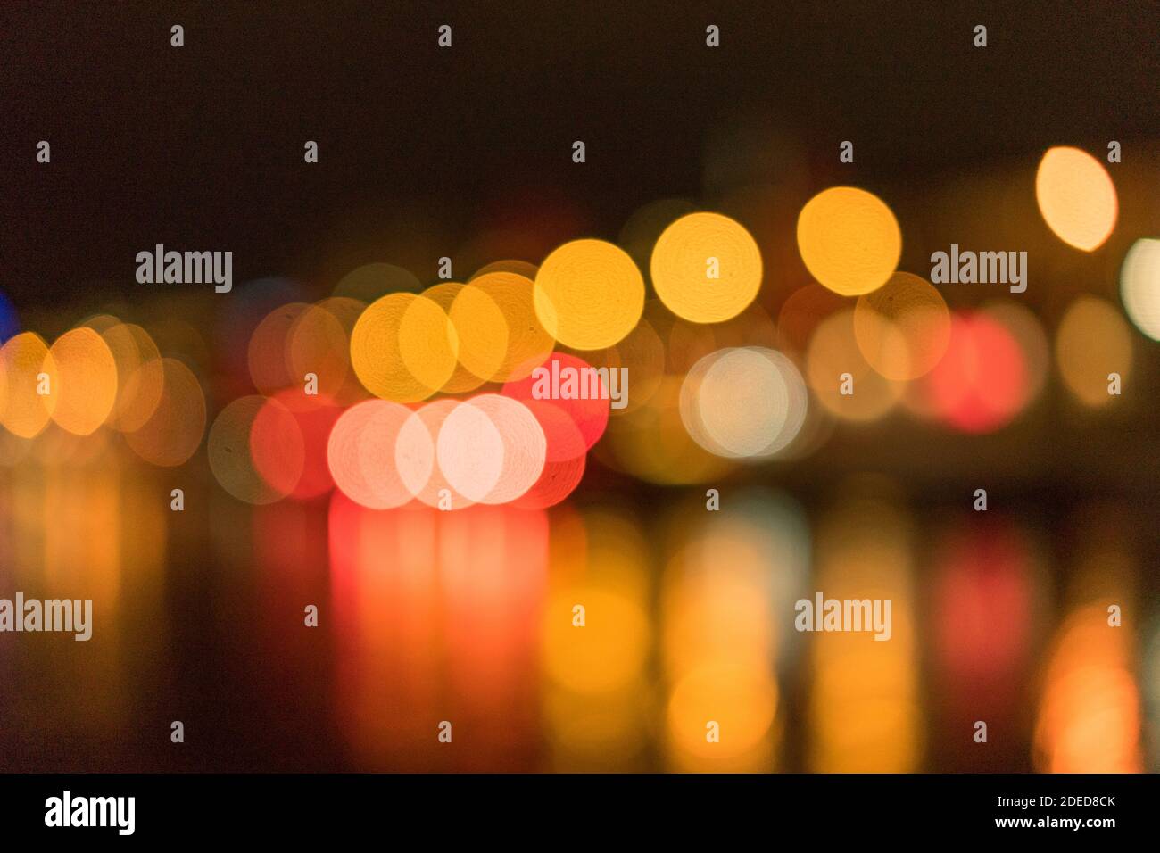 bokeh nocturne avec réflexion sur l'eau Banque D'Images