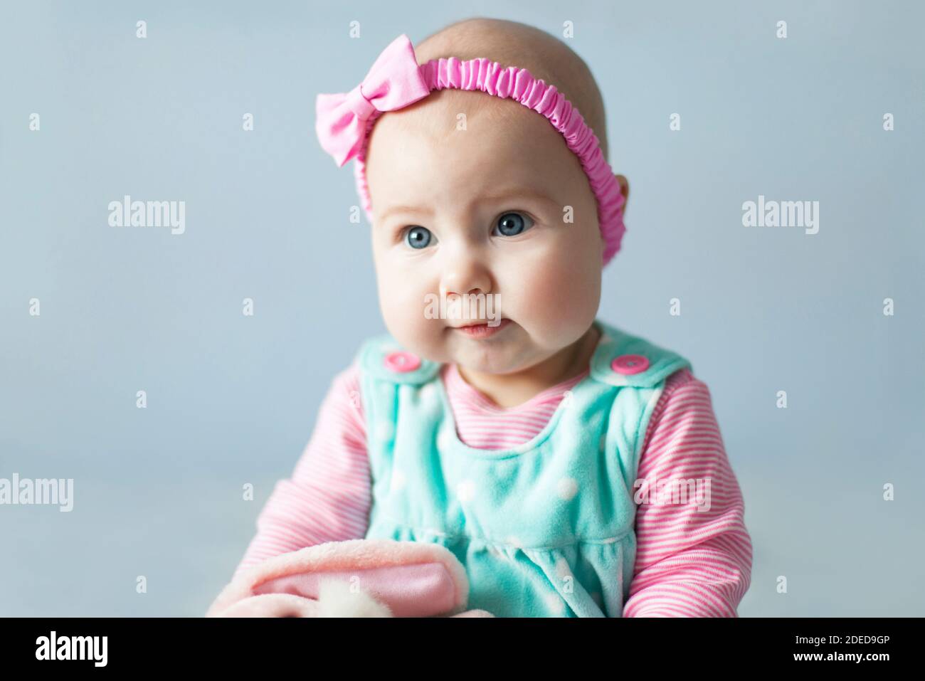 Jolie Petite Fille Avec De Jolis Joues Roses L Enfant A Des Yeux Bleus Un Serre Tete Avec Un Noeud Bebe Porte Photo Stock Alamy Jolie Petite Fille Avec De Jolis Joues Roses L Enfant A Des Yeux Bleus Un Serre Tete Avec Un Noeud Bebe Porte Photo Stock Alamy